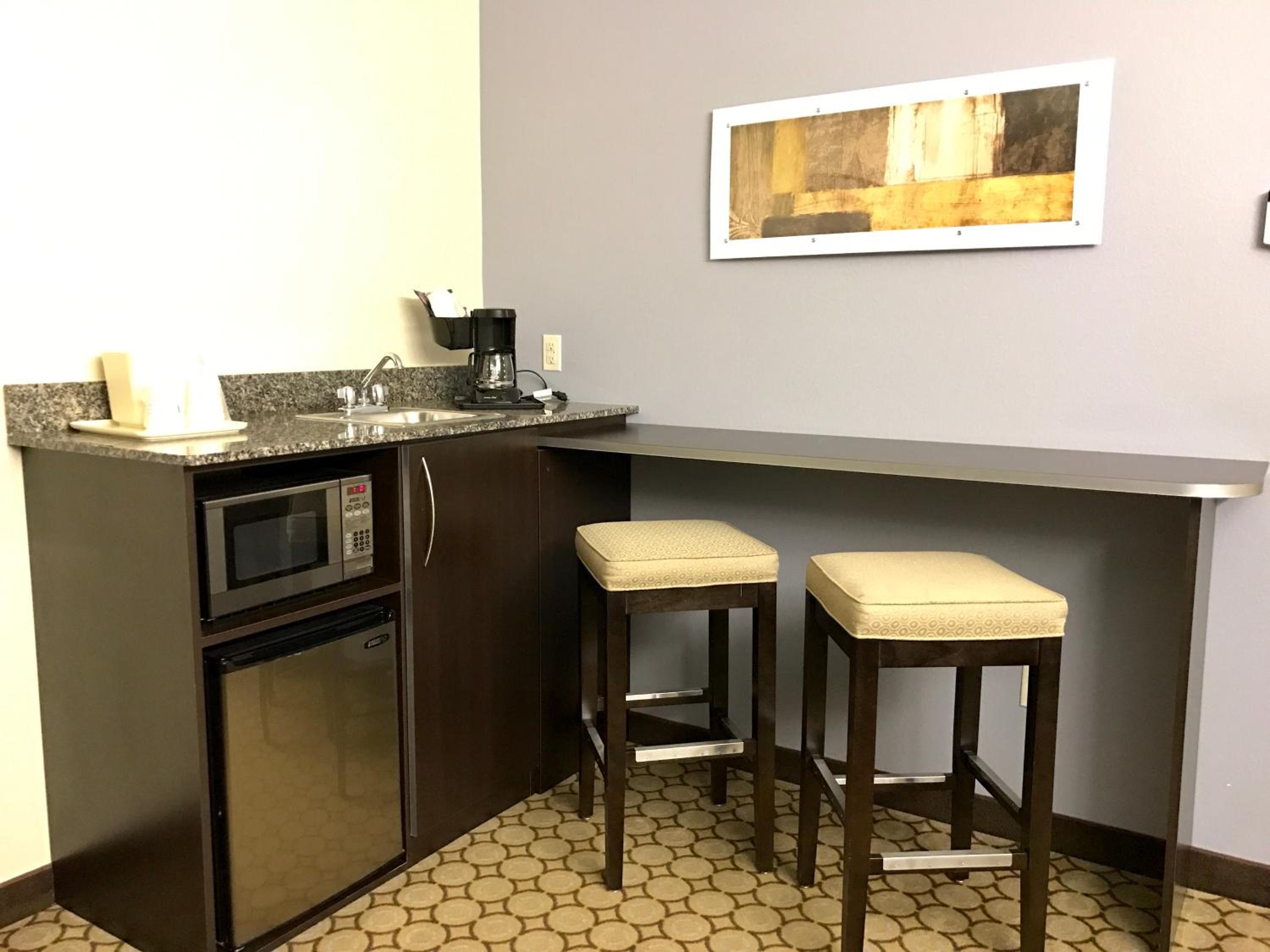 Queen Studio Suite - Mobility Access/Non-Smoking - Photo 2