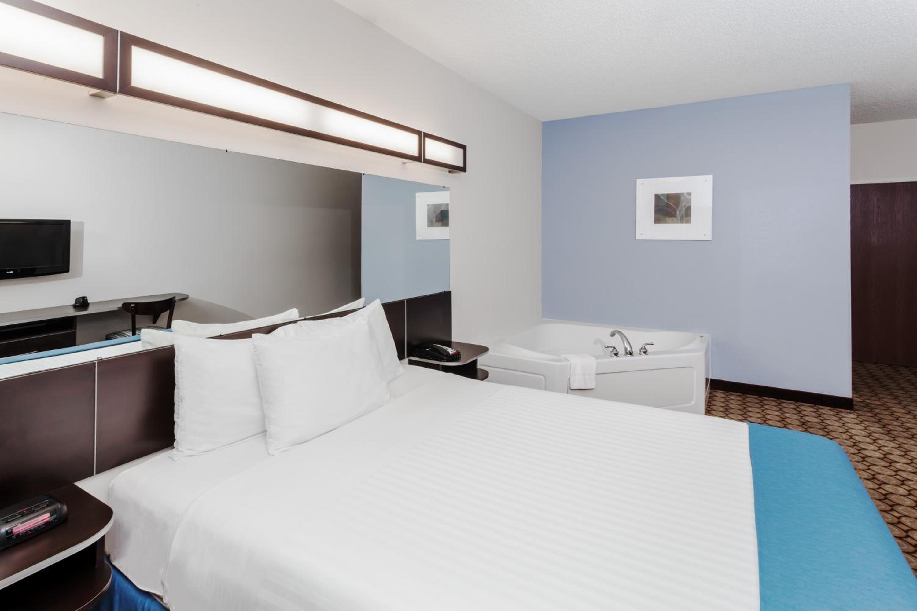 Superior Queen Suite with Jacuzzi - Non-Smoking - Photo 1