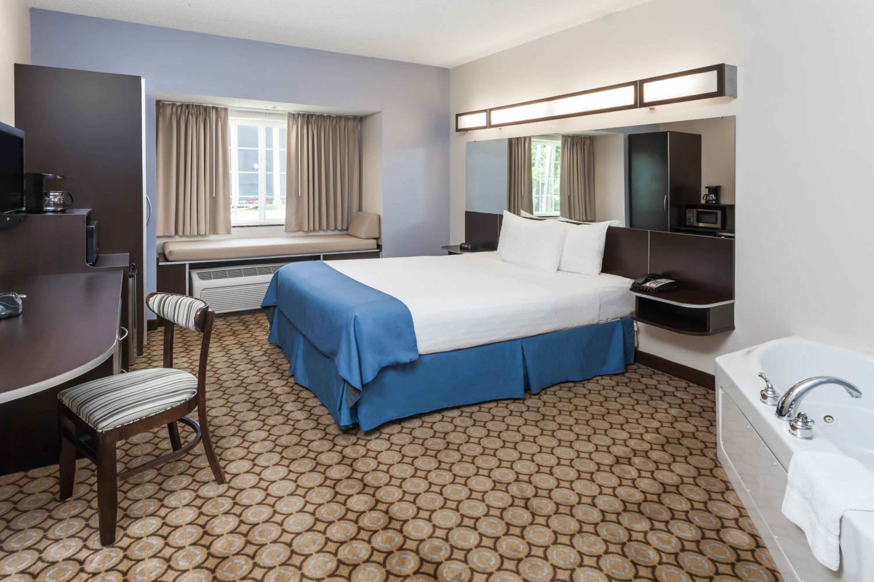 Superior Queen Suite with Jacuzzi - Non-Smoking - Photo 2