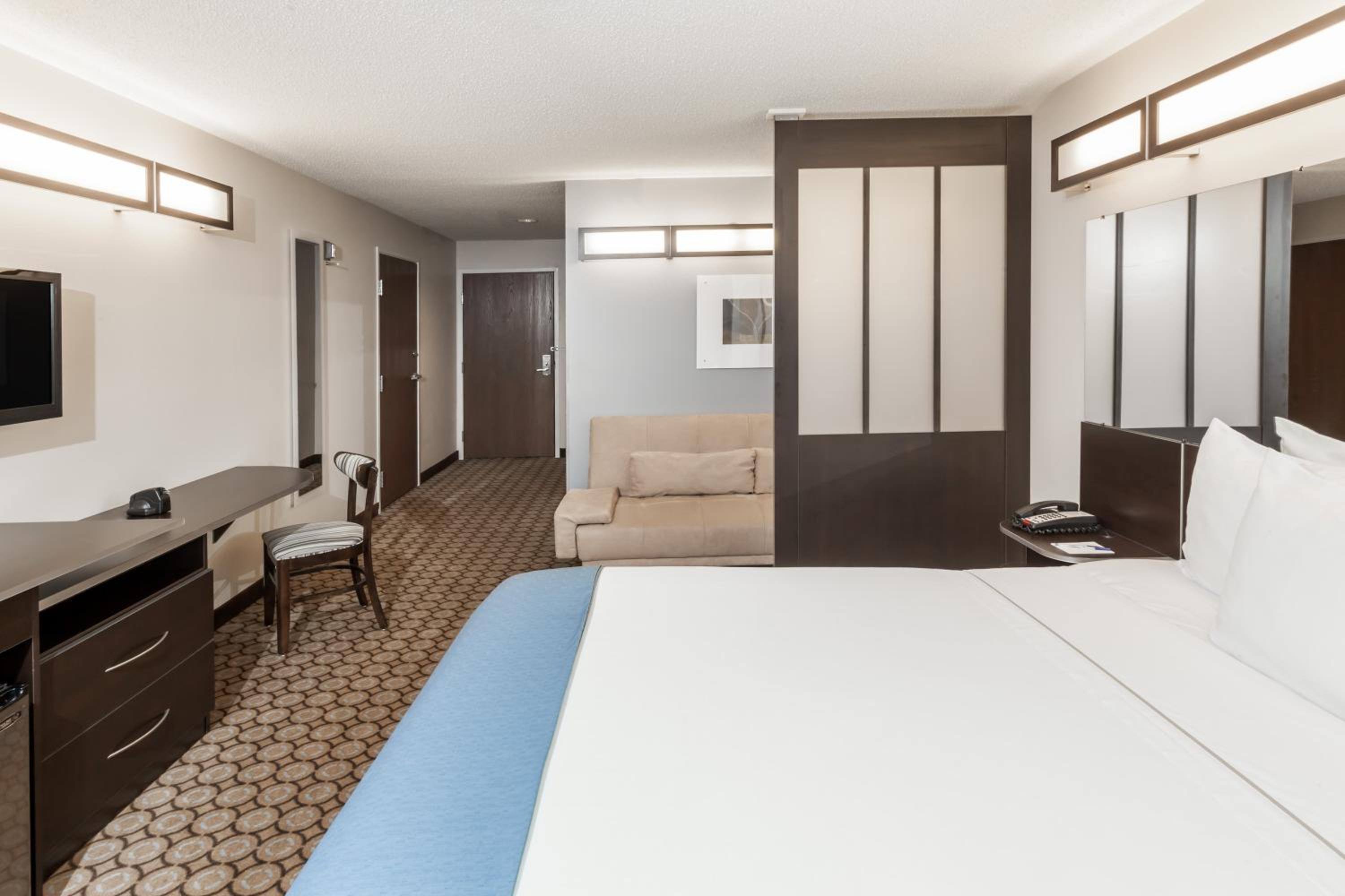 Queen Studio Suite - Mobility Access/Non-Smoking - Photo 3