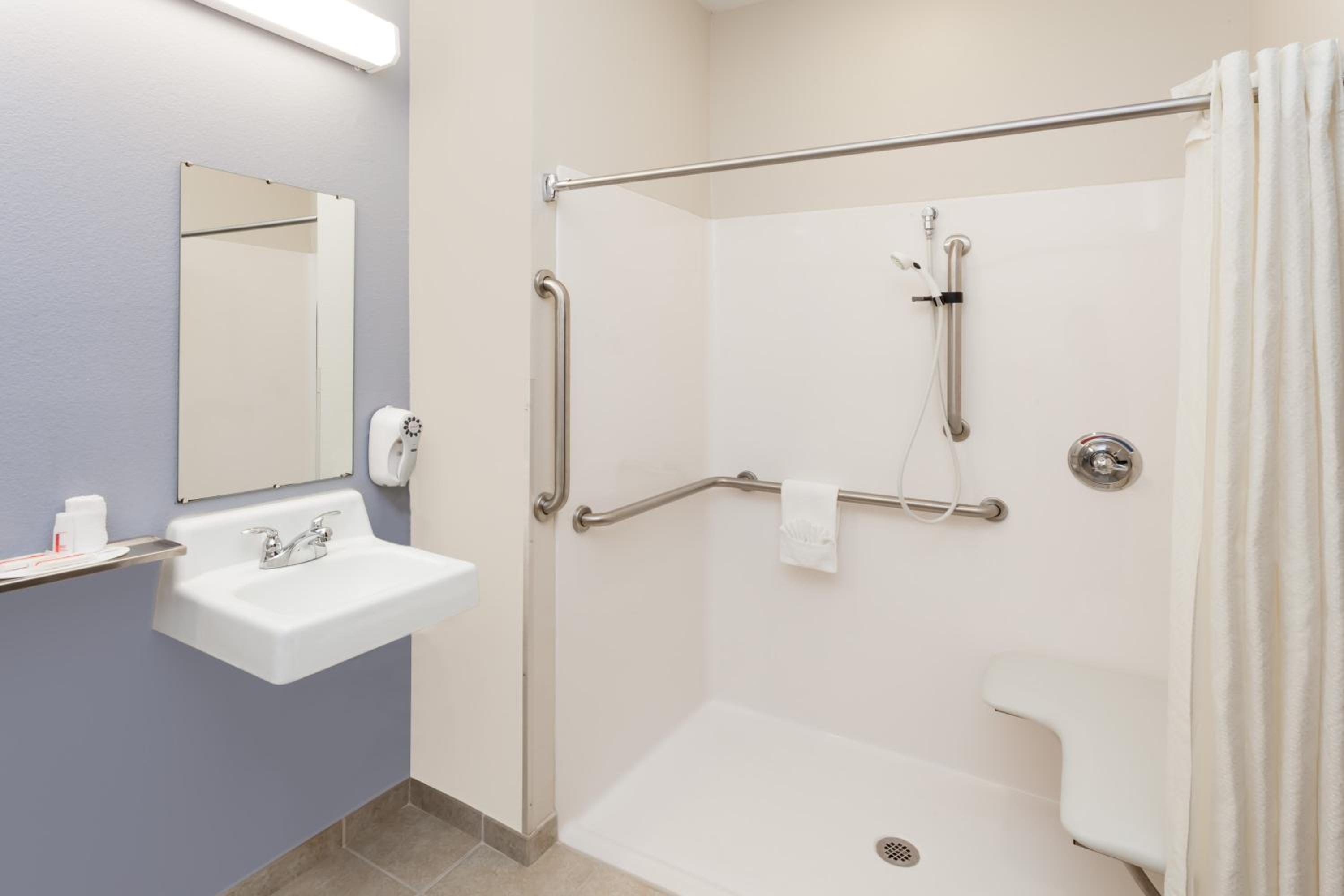 Queen Room with Two Queen Beds - Mobility Accessible/Non-Smoking - Photo 2