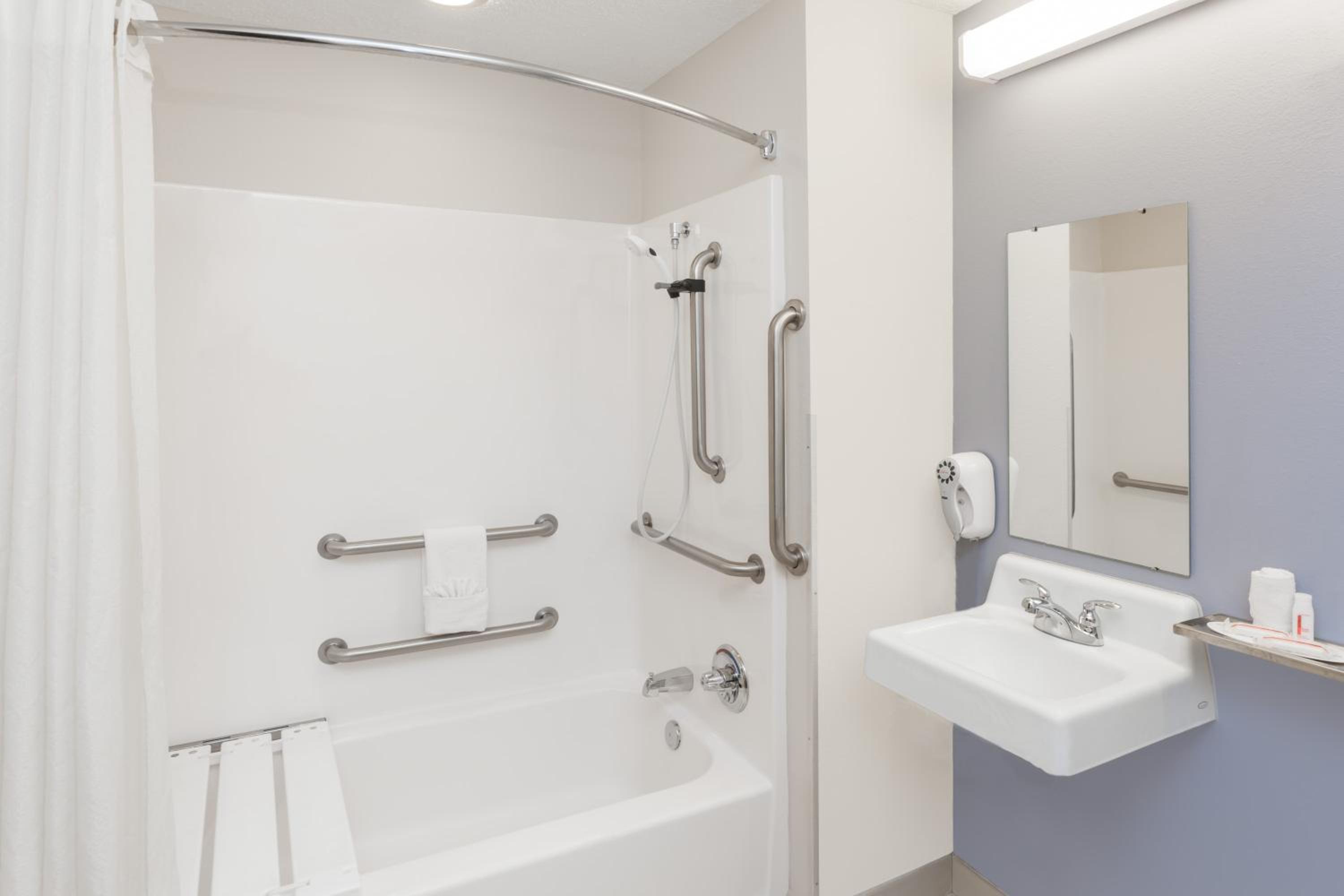 Queen Studio Suite - Mobility Access/Non-Smoking - Photo 6