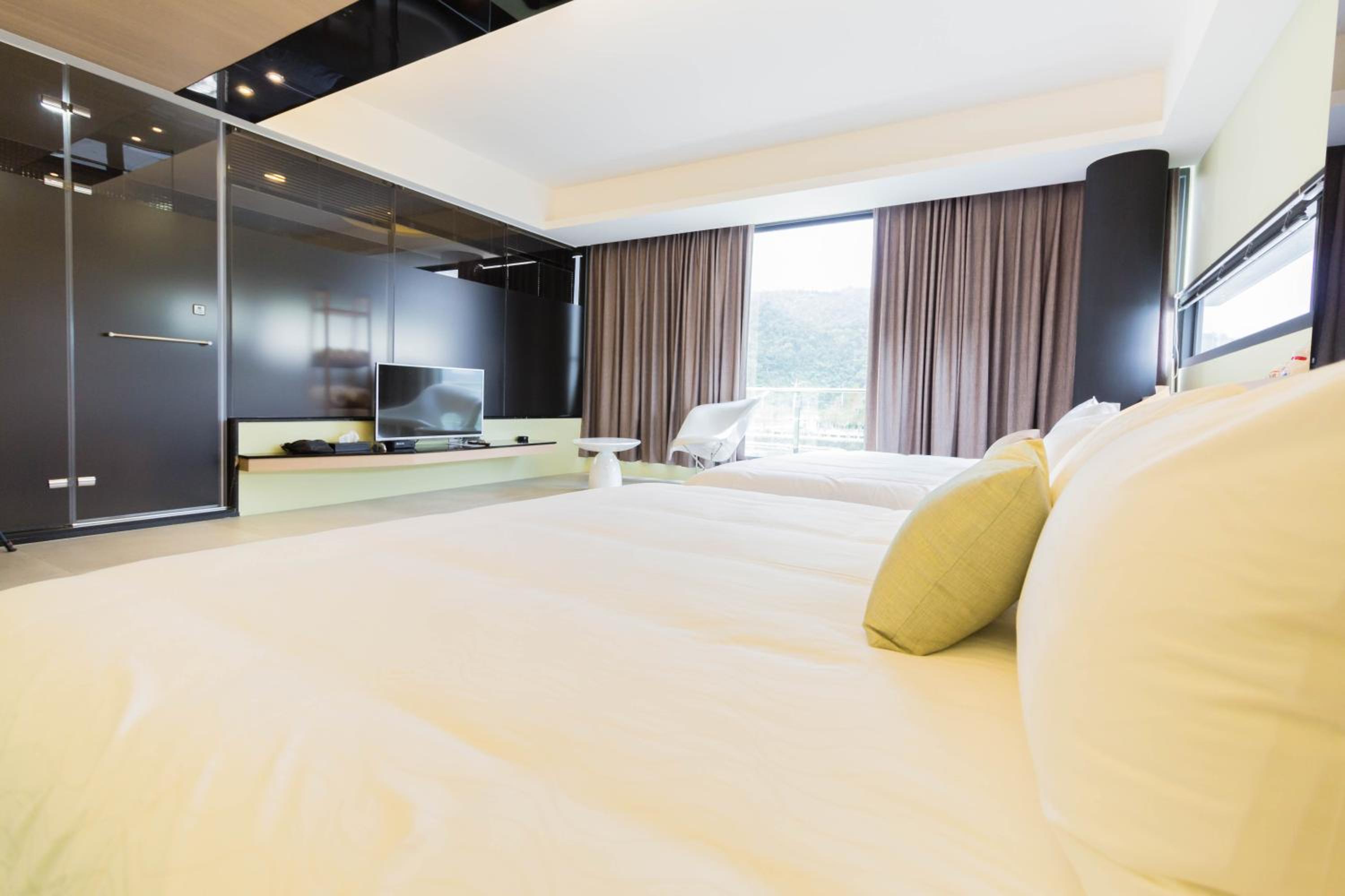Queen Room with Two Queen Beds photo 2