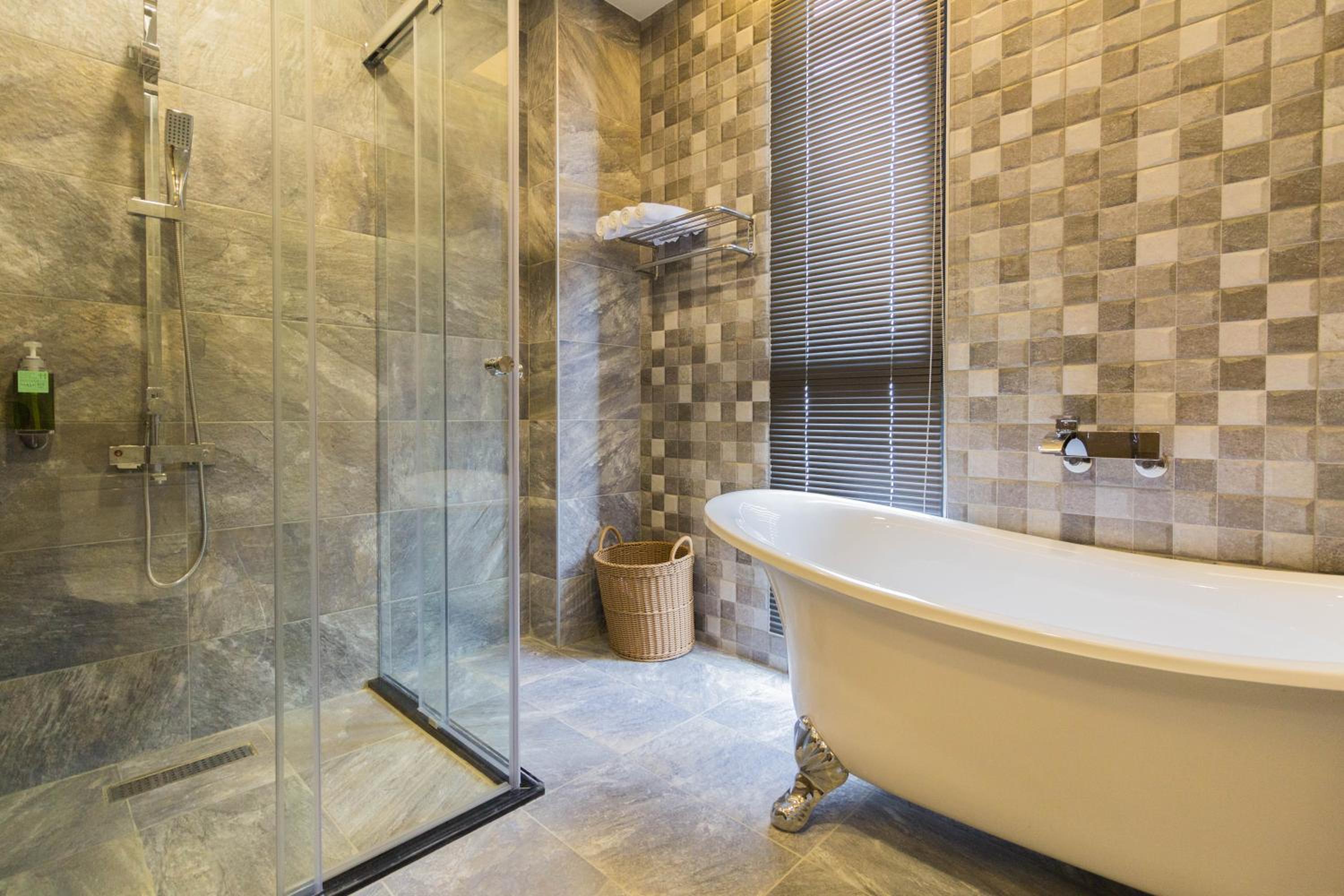 Quadruple Room with Bath - Photo 2