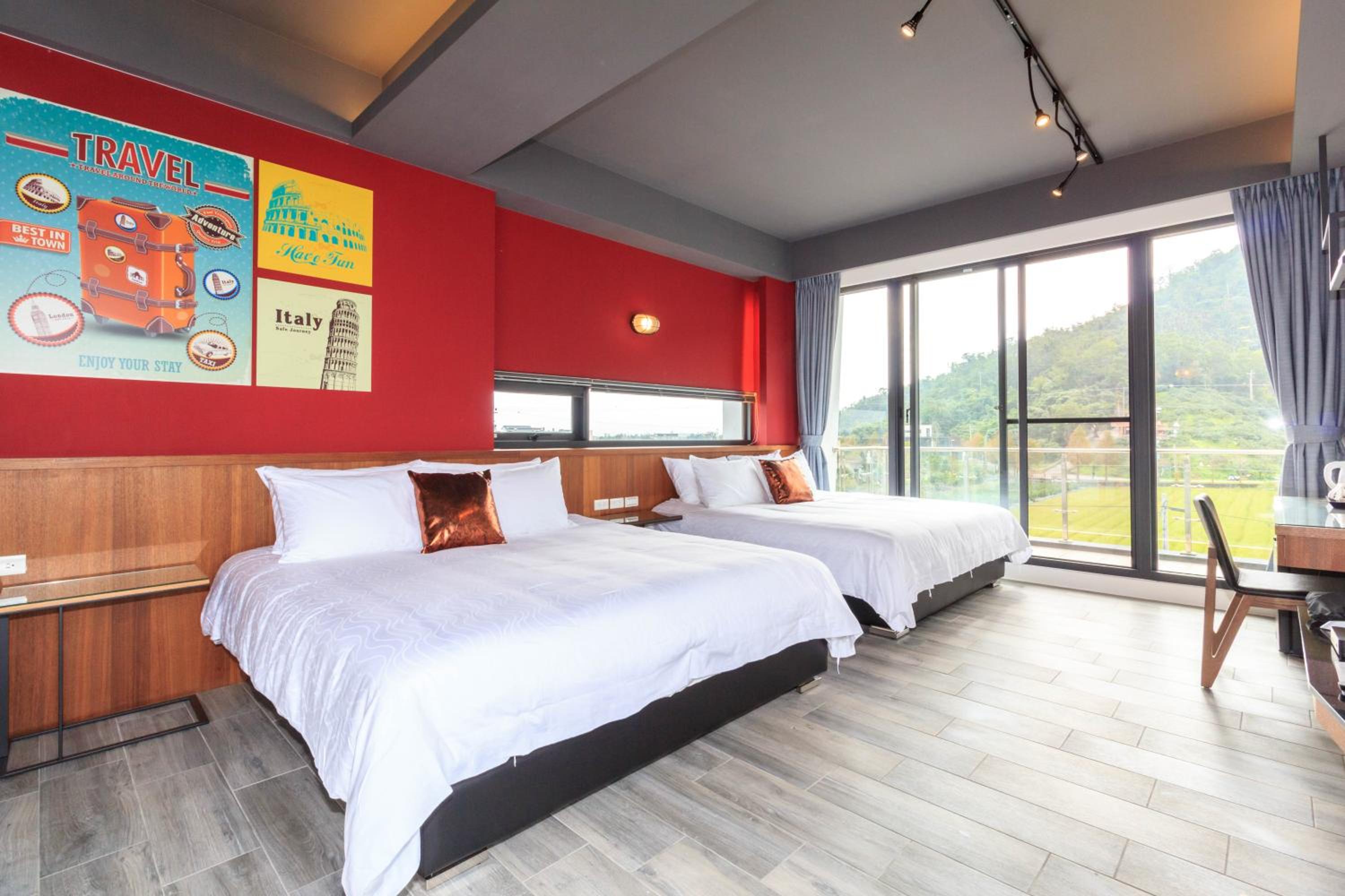 Queen Room with Two Queen Beds photo 1