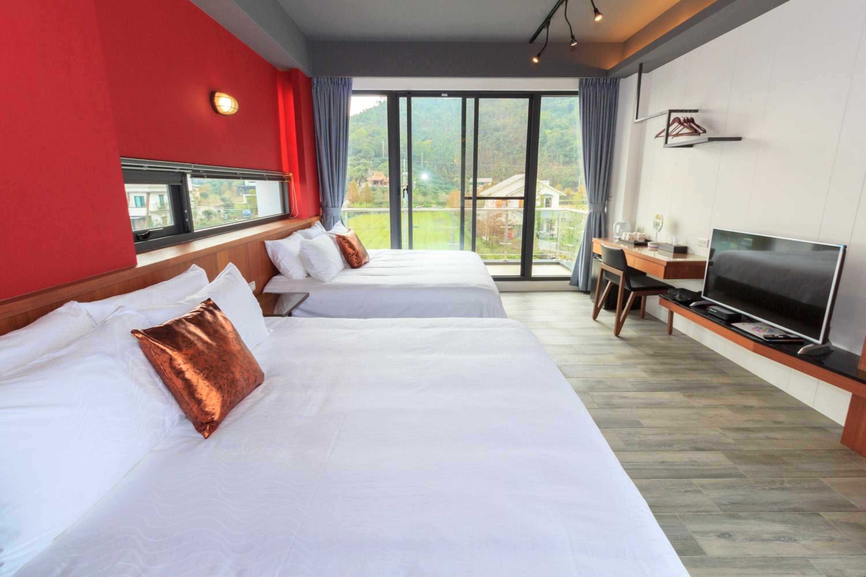 Queen Room with Two Queen Beds photo 3