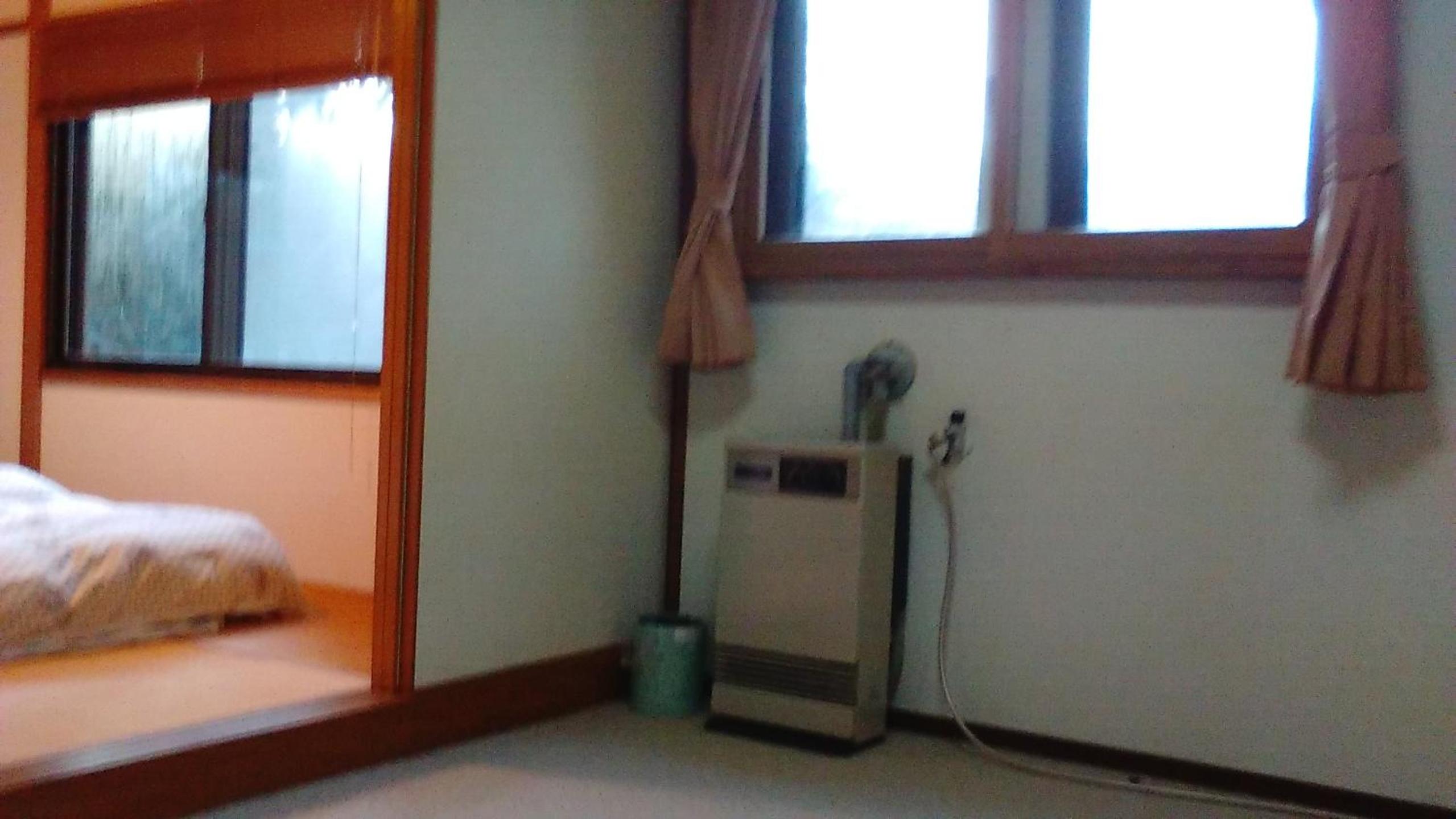 Family Room with Shared Bathroom photo 2