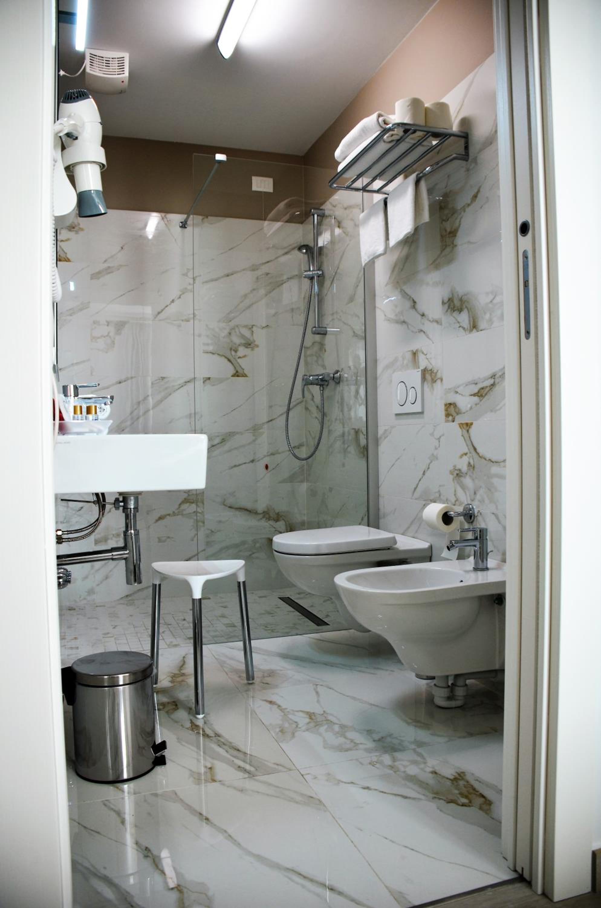 Double or Twin Room - Photo 8