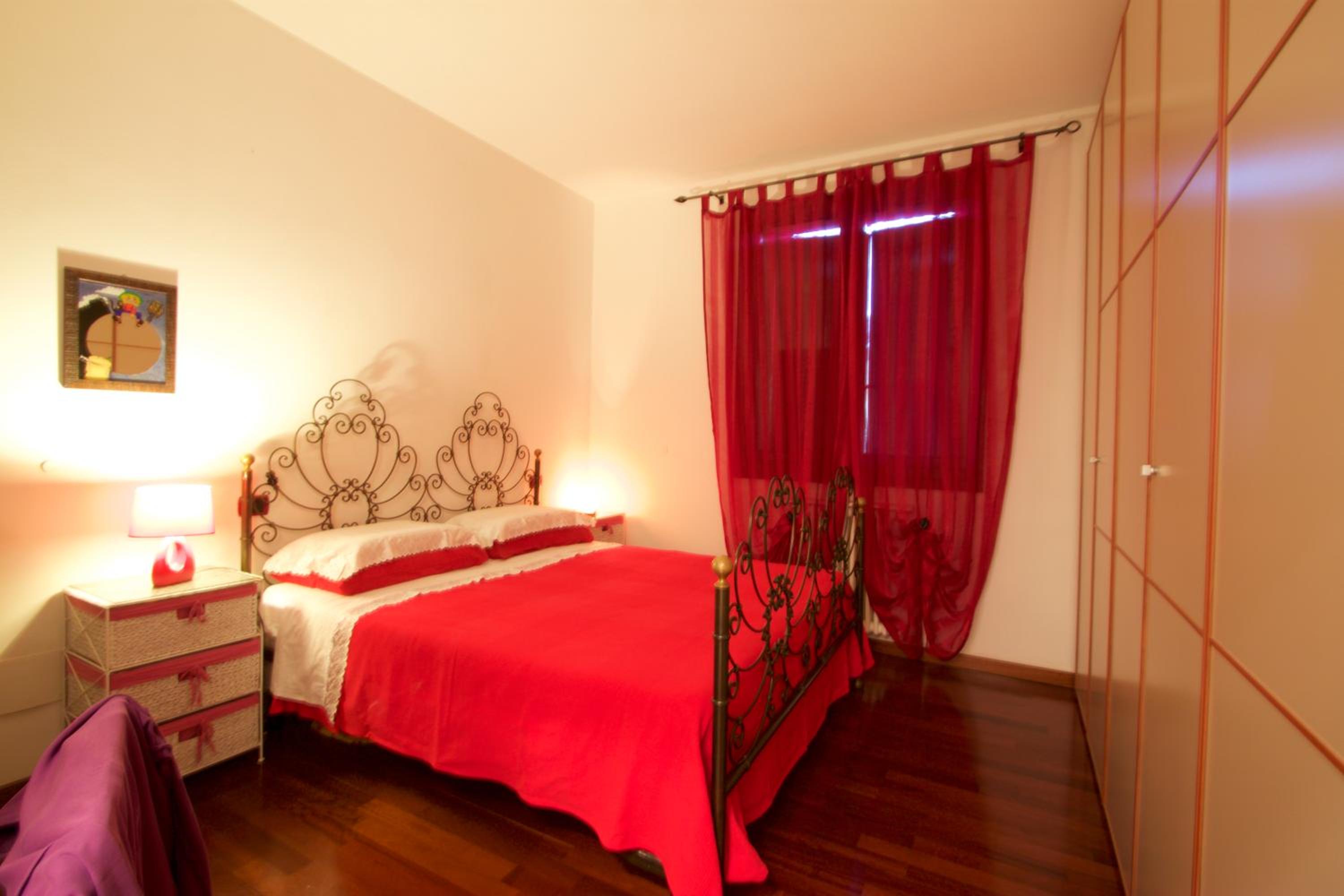 Deluxe Double Room with Shower - Photo 4