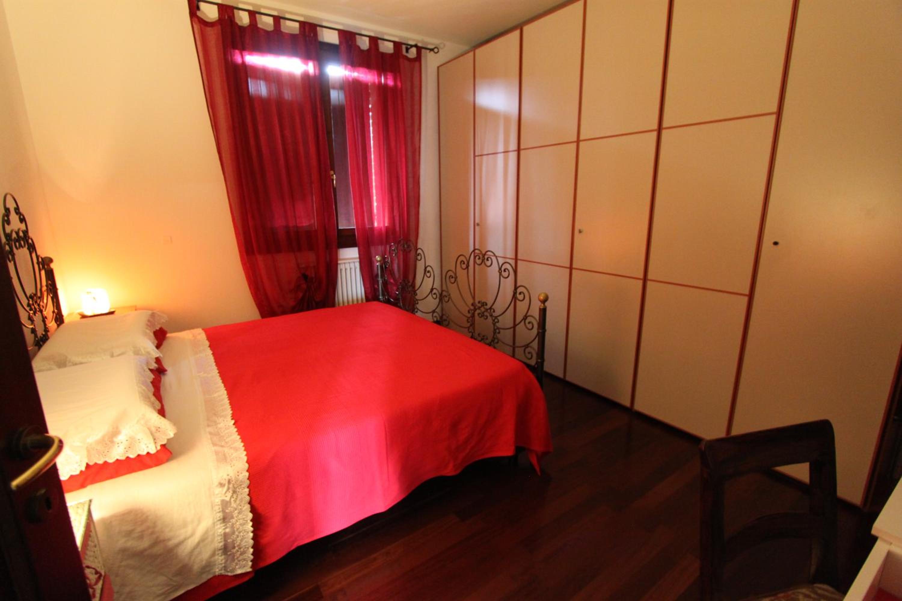 Deluxe Double Room with Shower - Photo 5