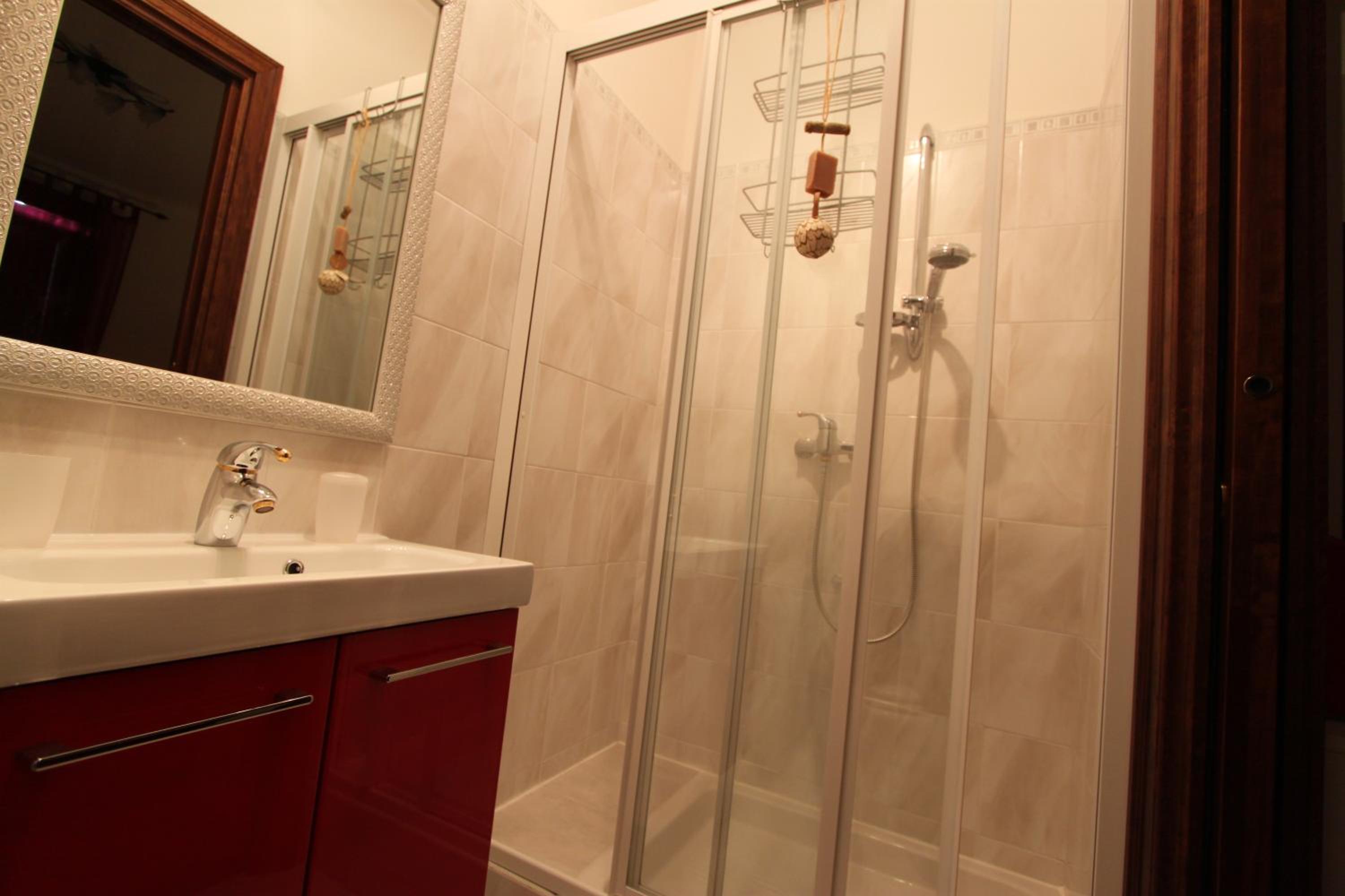 Deluxe Double Room with Shower - Photo 2