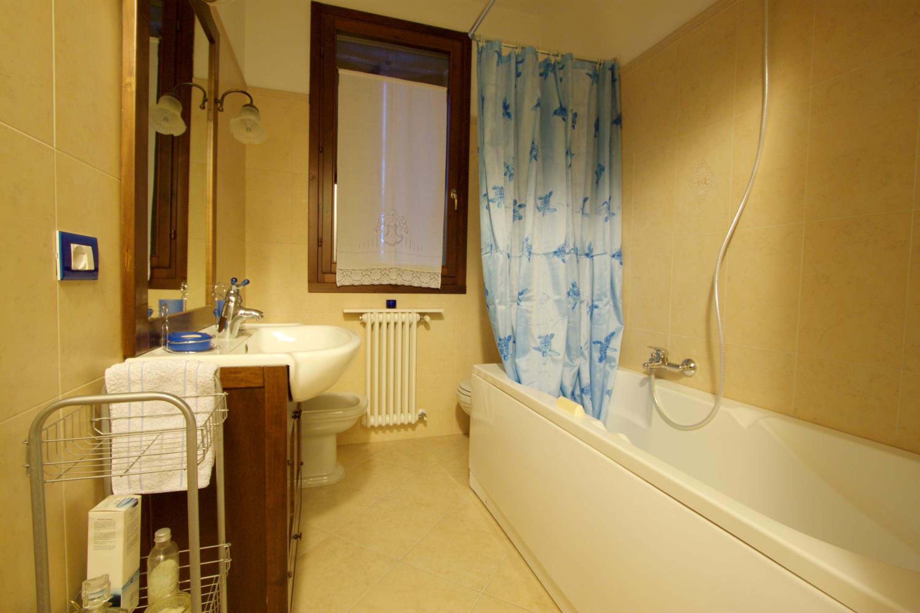 Double Room - Photo 7