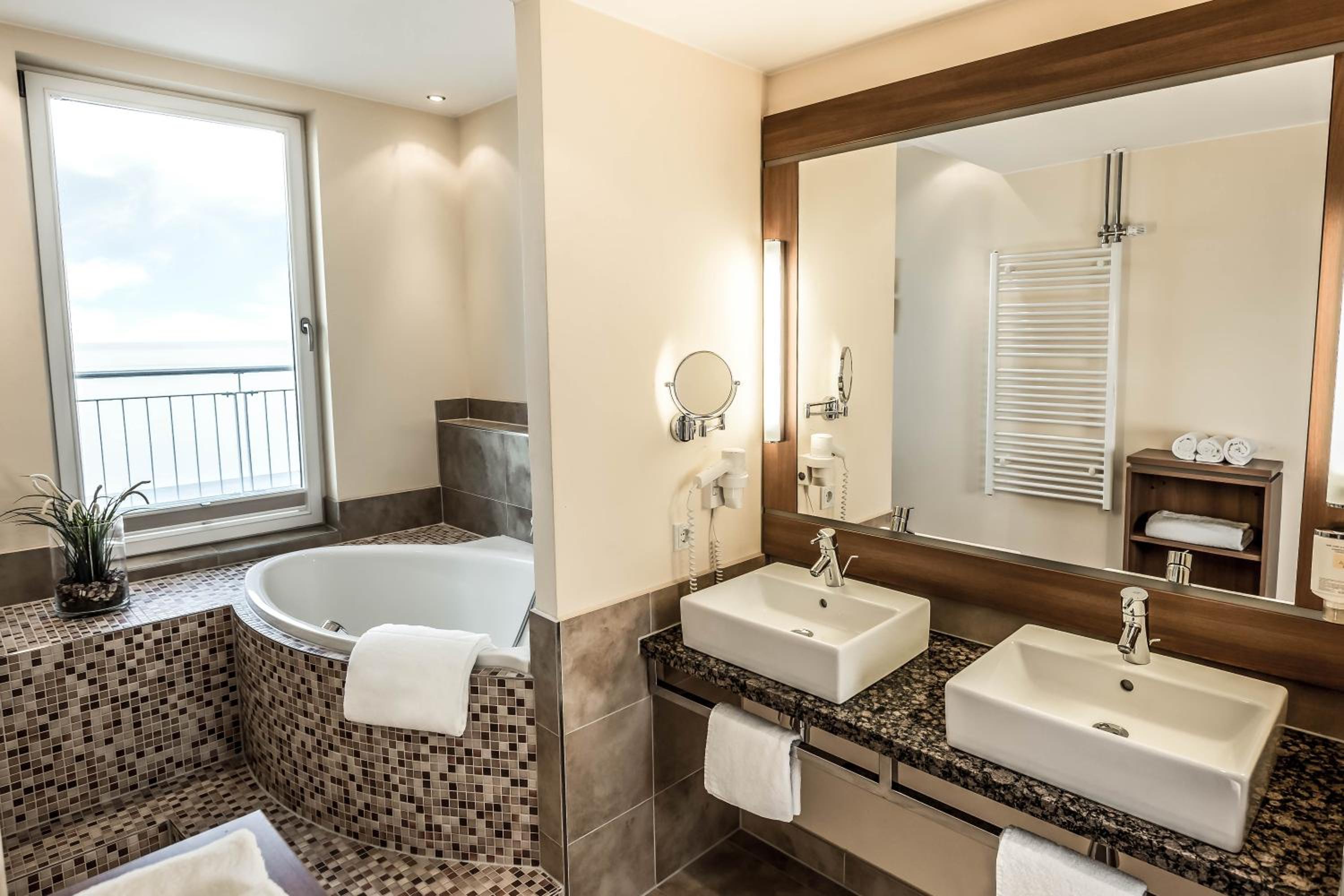 Penthouse Suite with Lake View - Photo 4