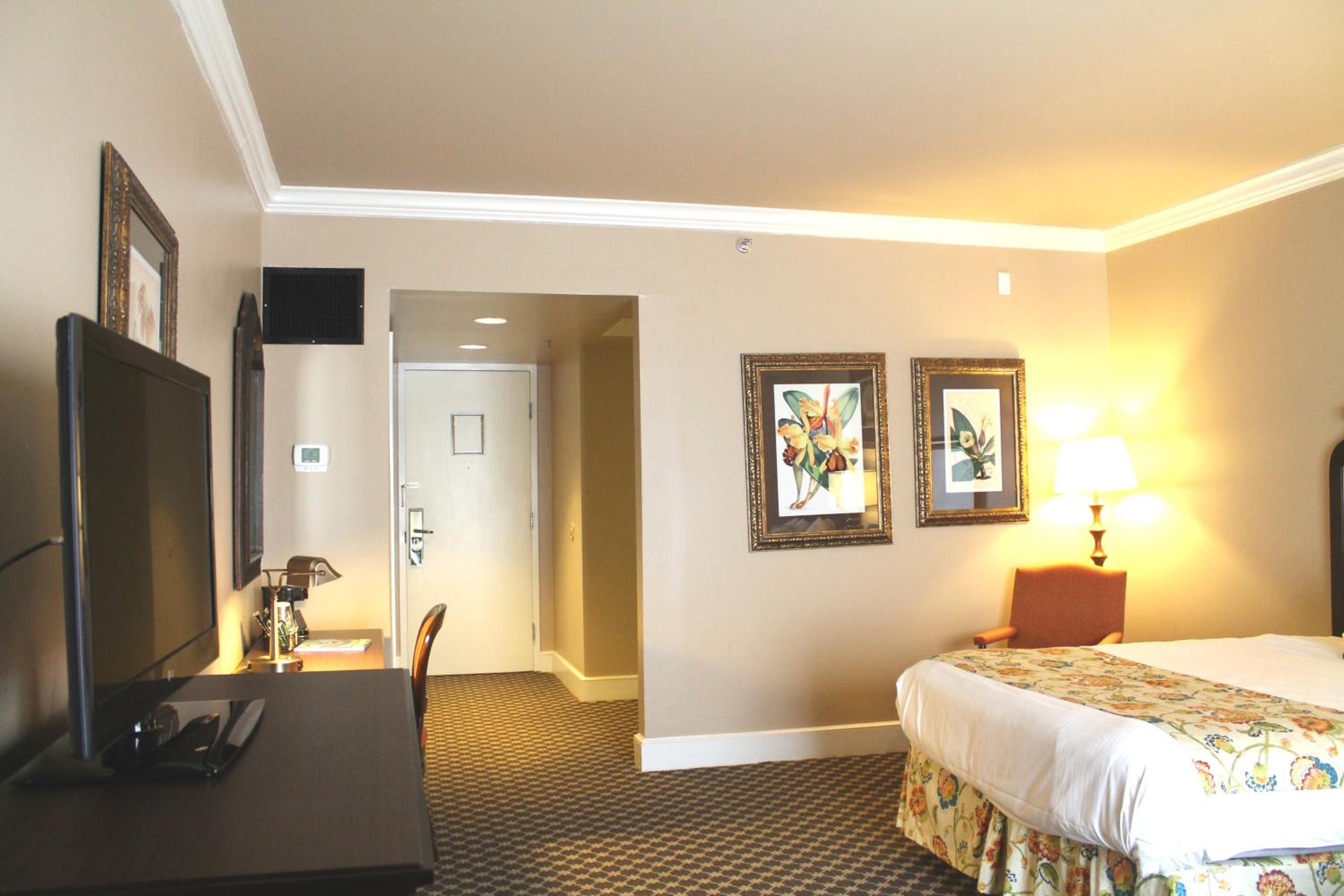 Classic Queen Room with Two Queen Beds (Non Smoking)