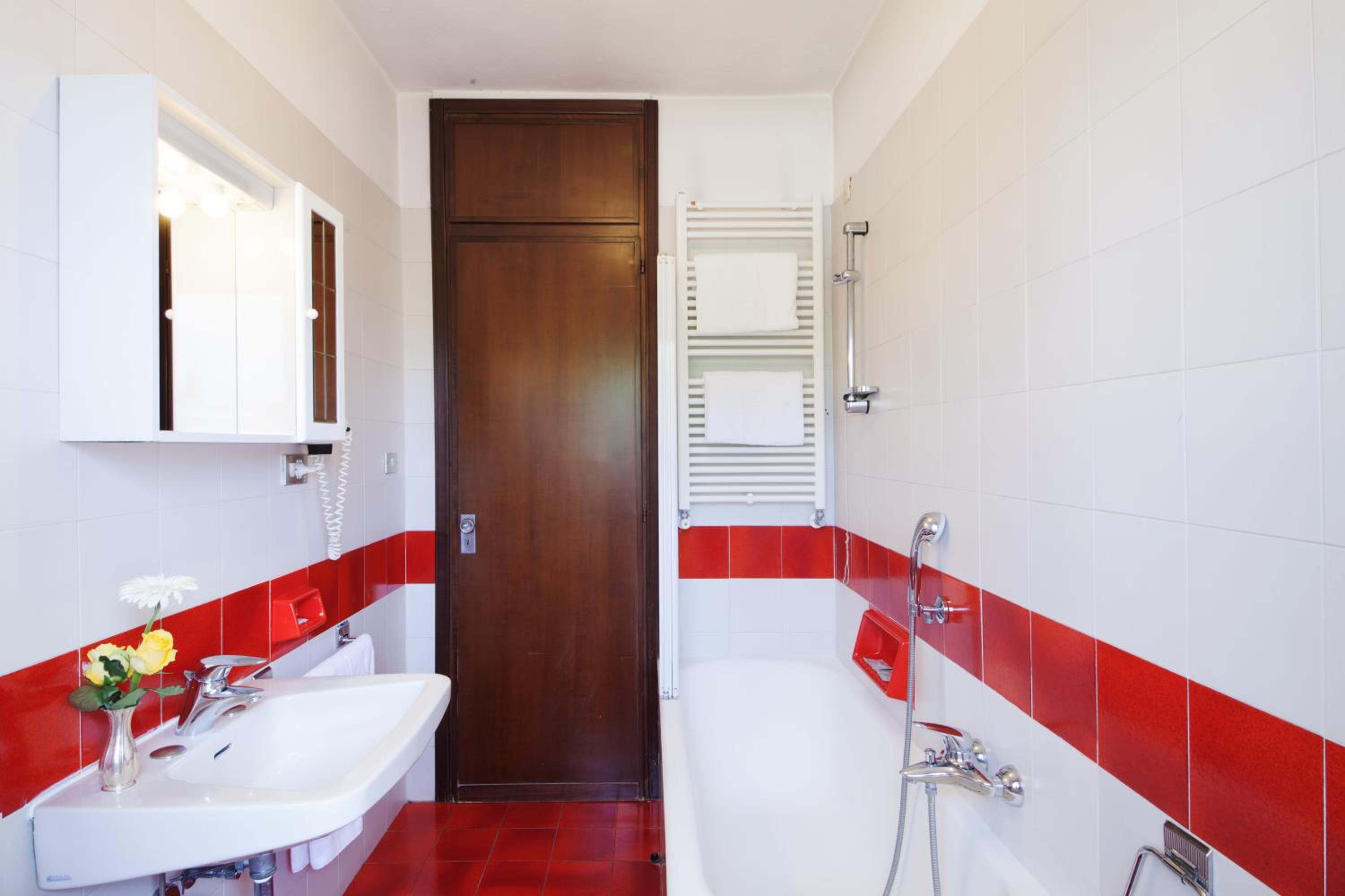 Double or Twin Room with Balcony - Photo 2