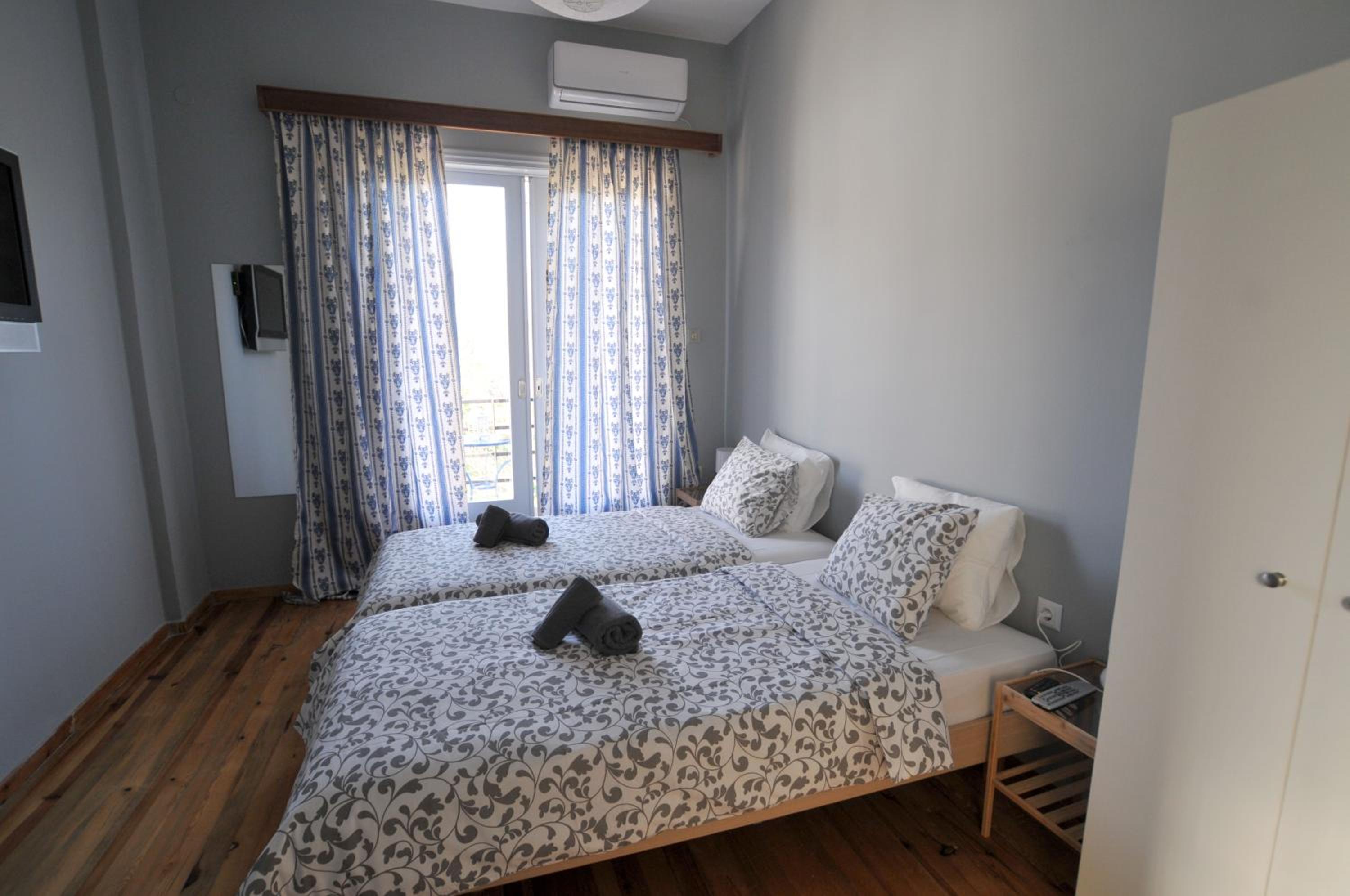 Twin Room with Balcony - Photo 4