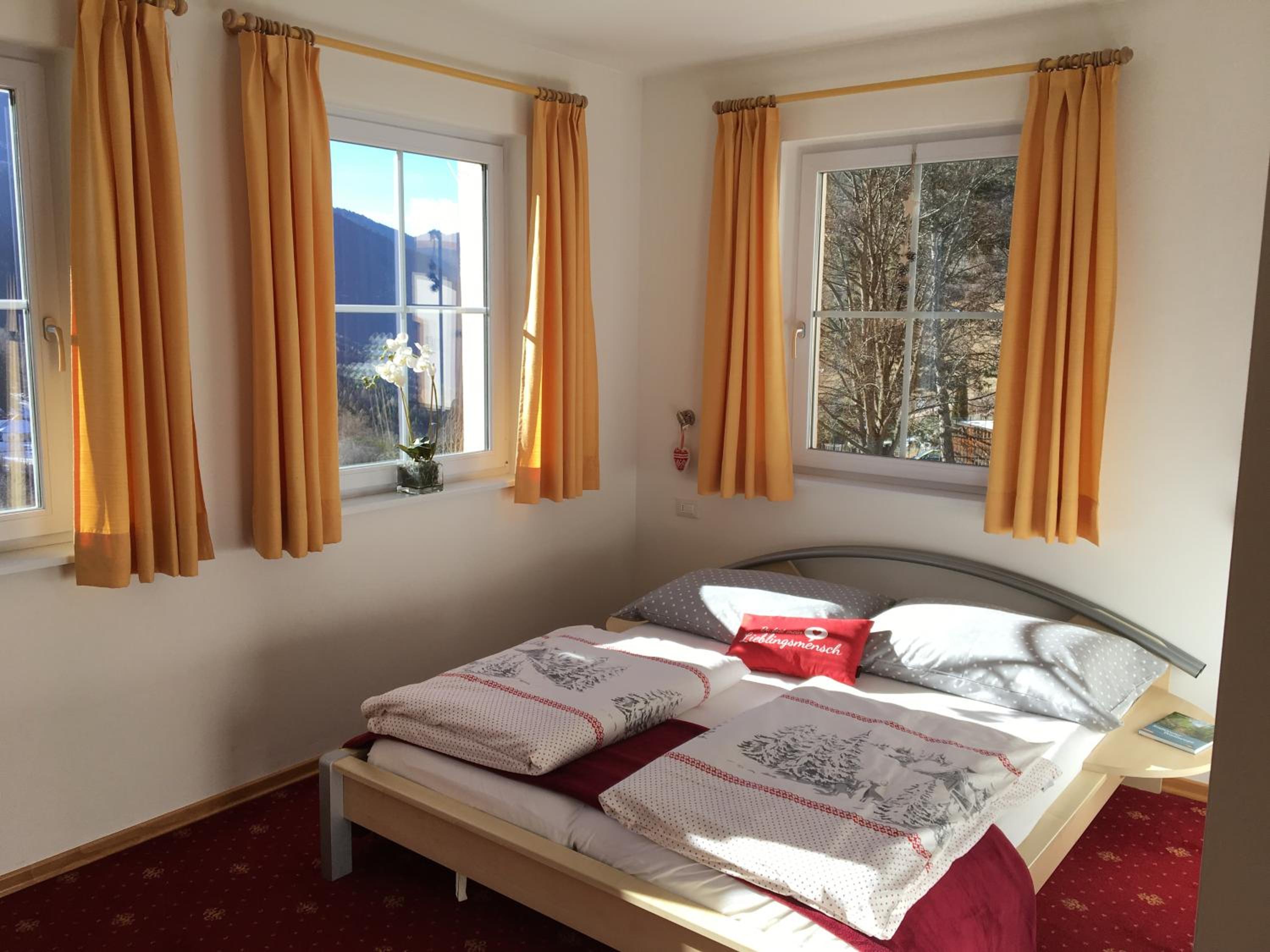 One-Bedroom Apartment - Photo 1