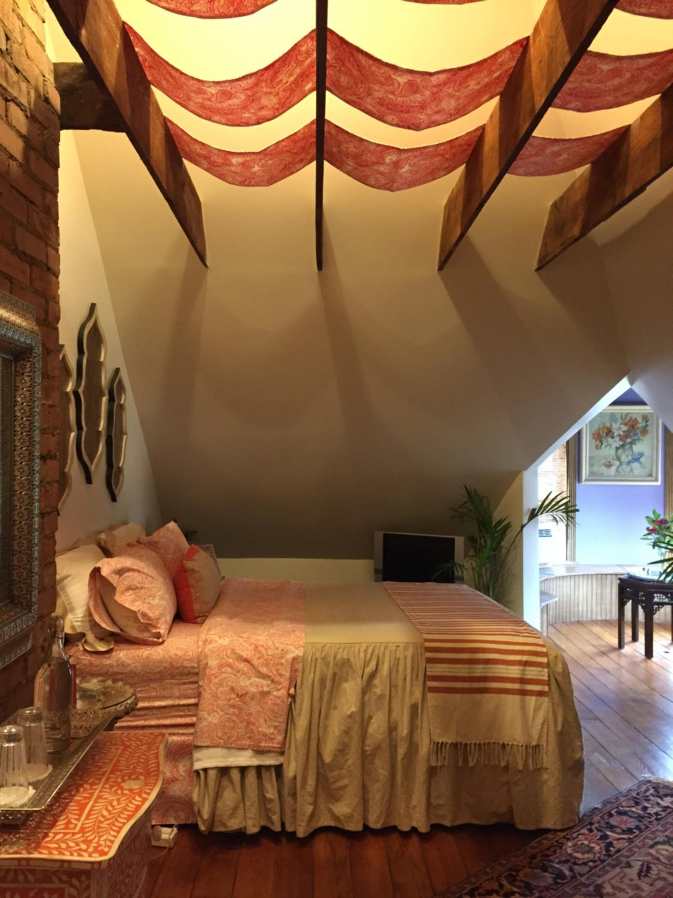 Superior Queen Room: The Poet's Loft photo 1