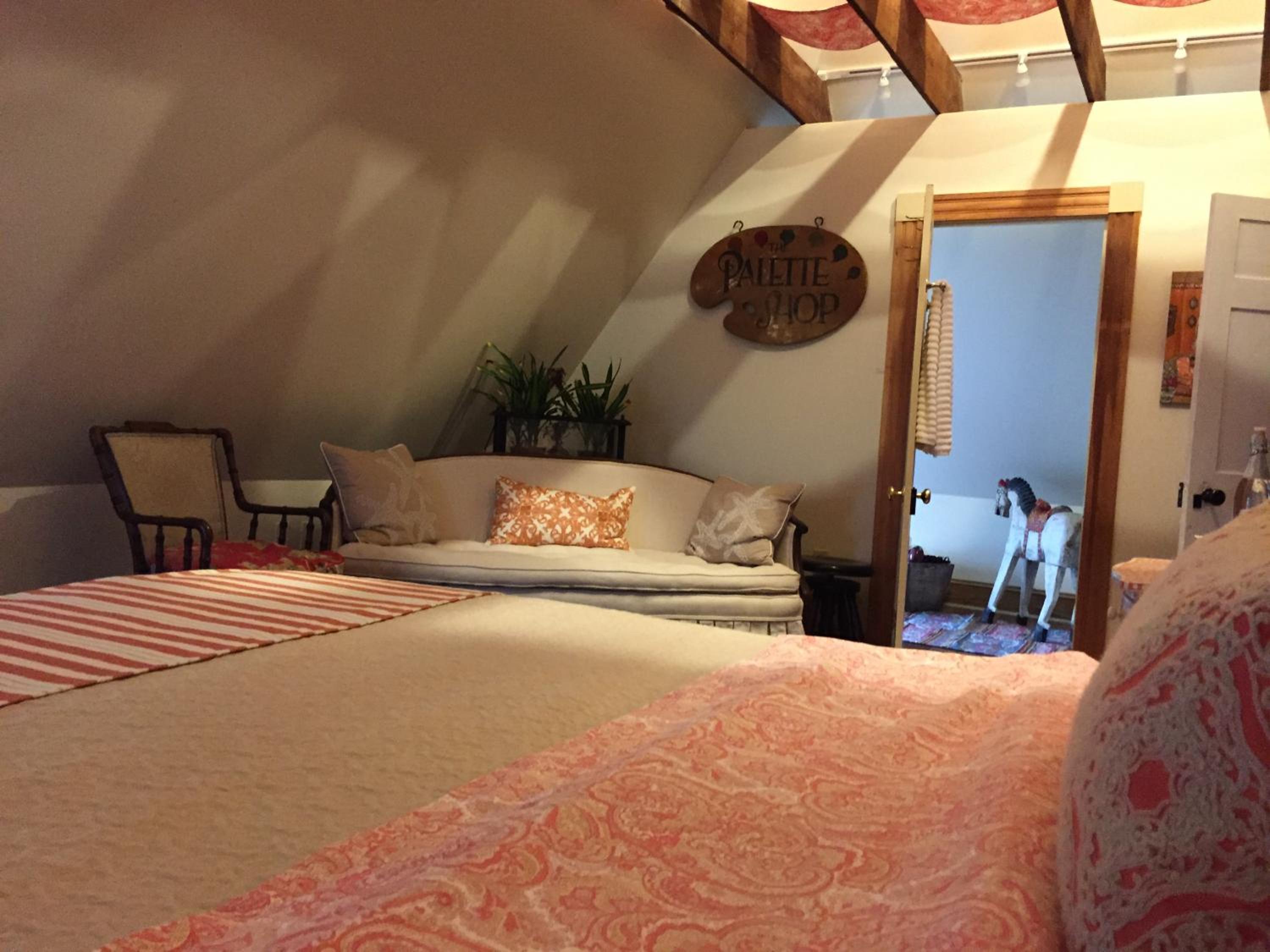 Superior Queen Room: The Poet's Loft photo 2