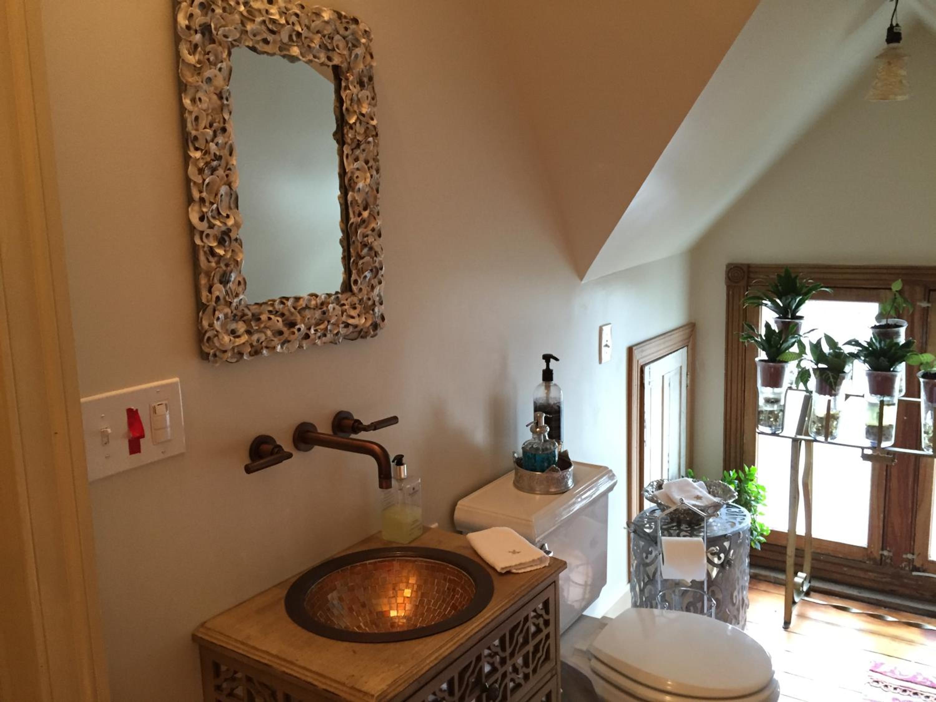 Superior Queen Room: The Poet's Loft photo 3
