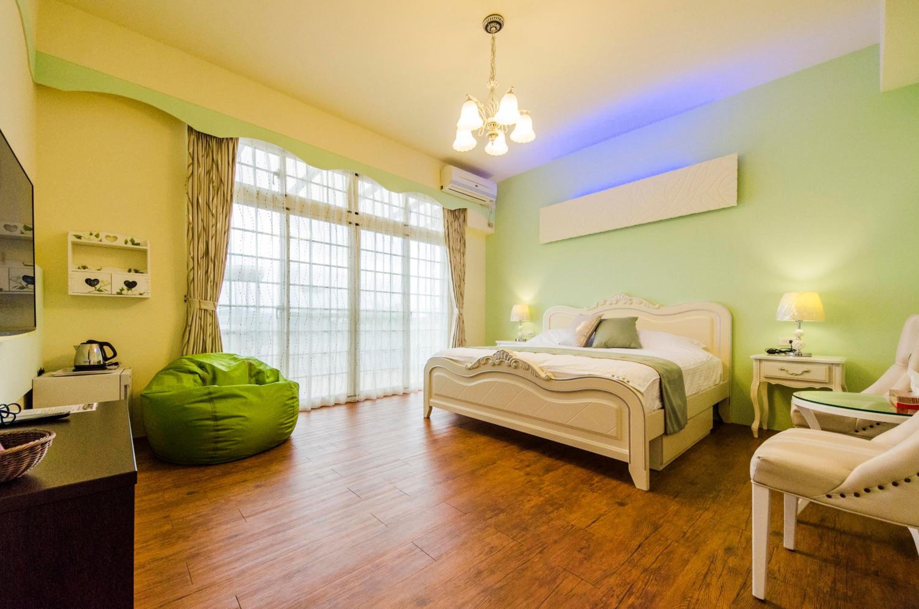 Queen Room with Balcony photo 1