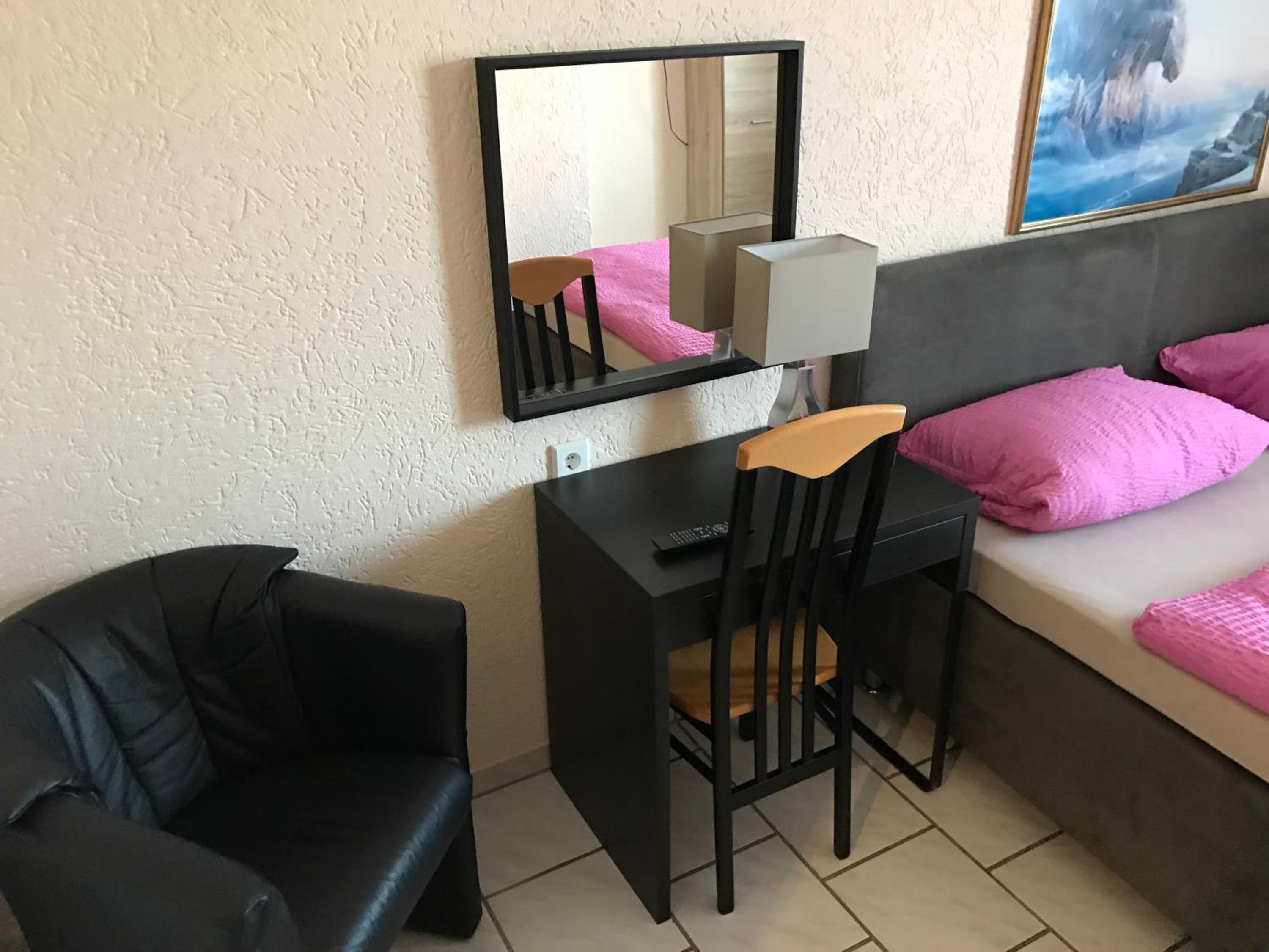 Economy Double Room - Photo 5