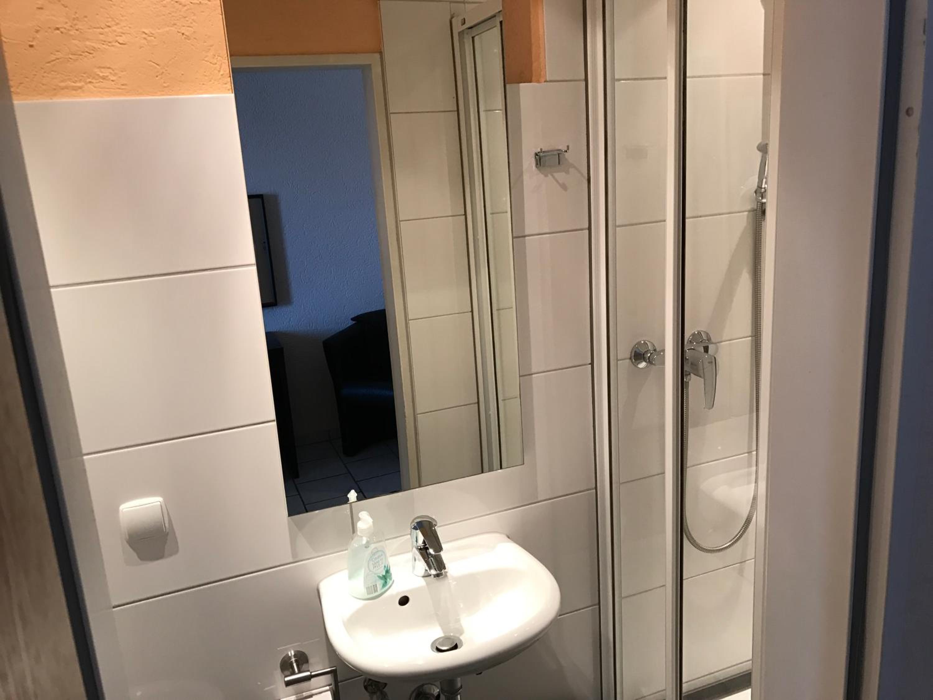 Economy Double Room - Photo 4