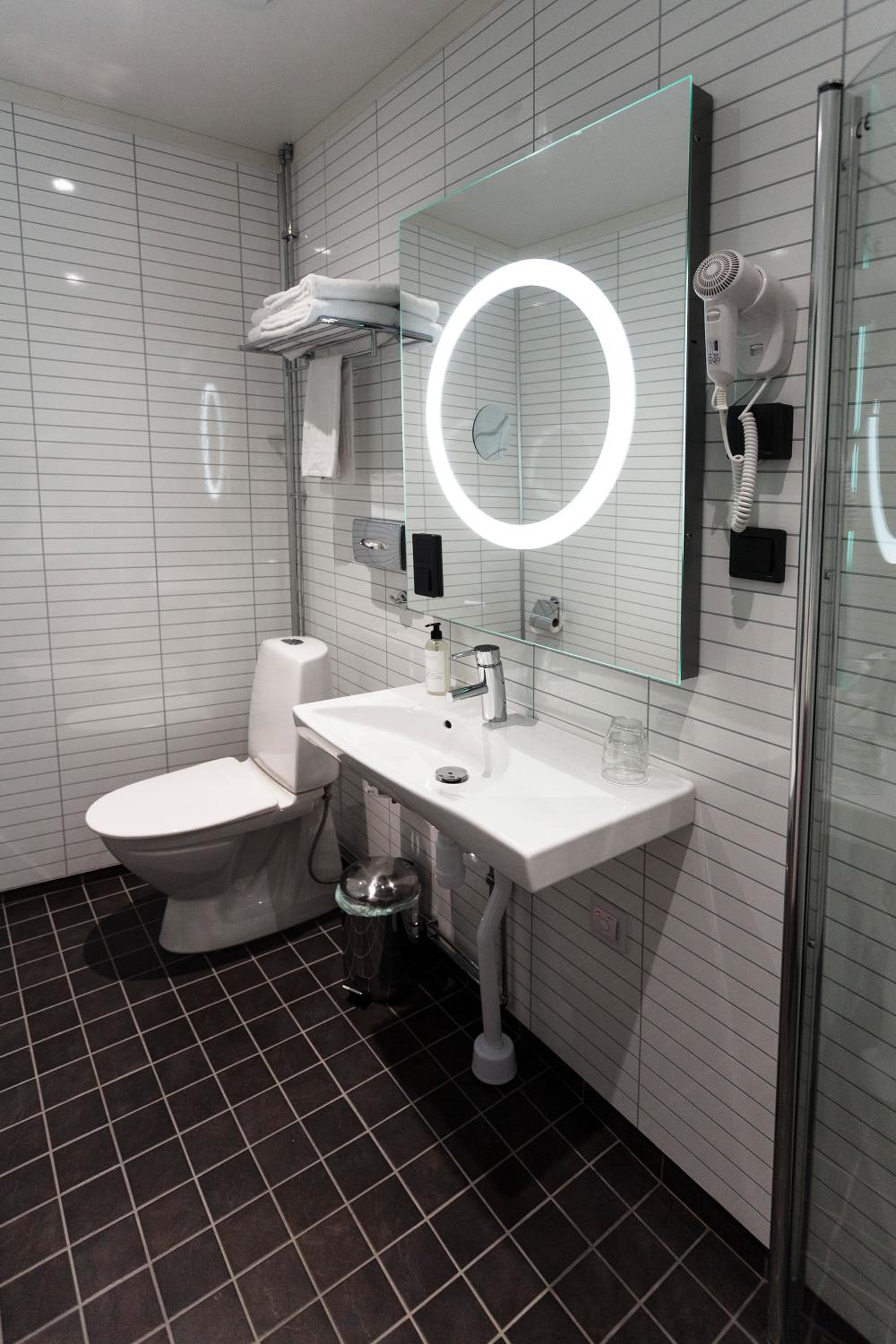 Standard Twin Room - Photo 7