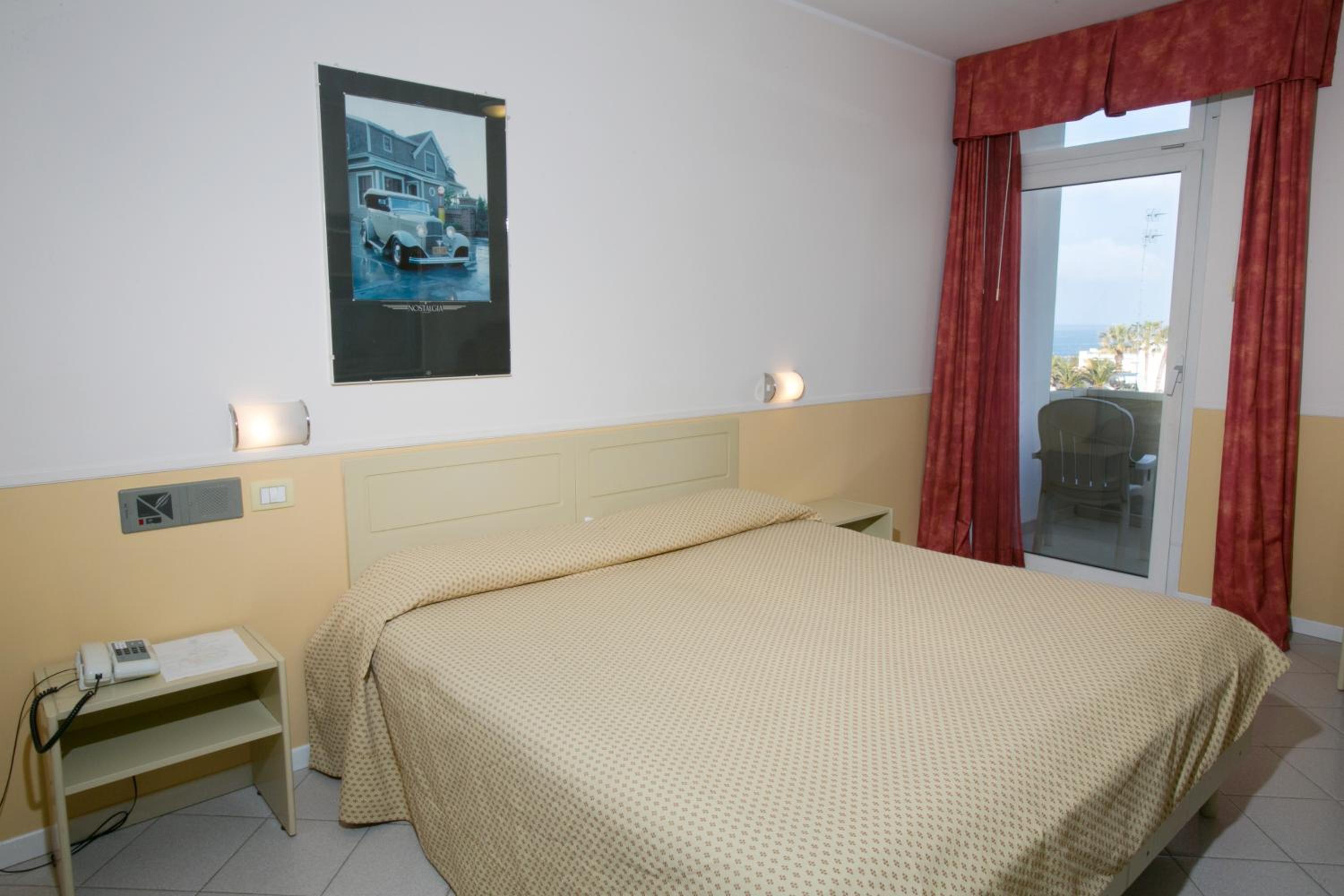 Double or Twin Room with Sea View photo 3