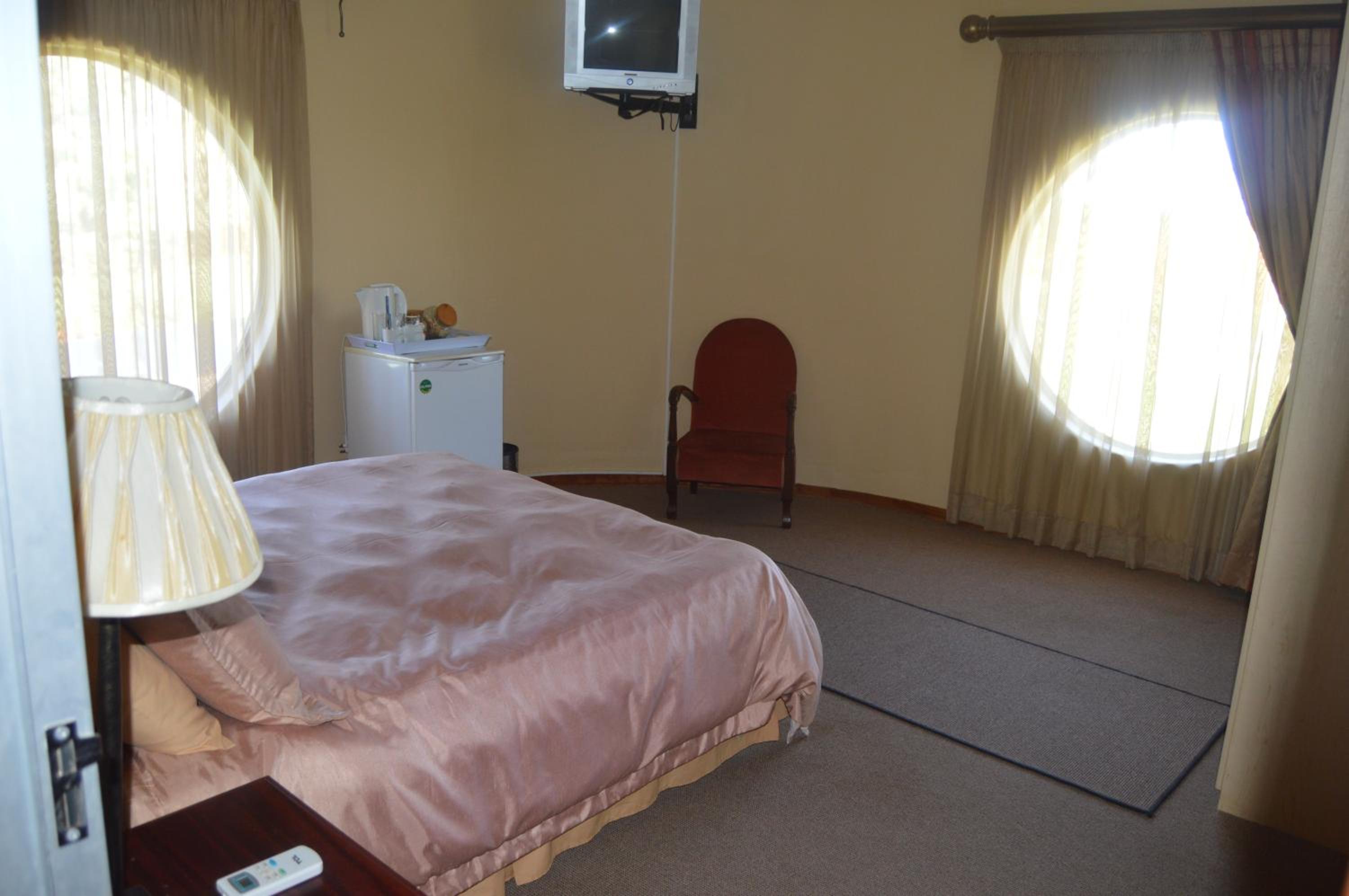 Queen Room with Garden View - Photo 4