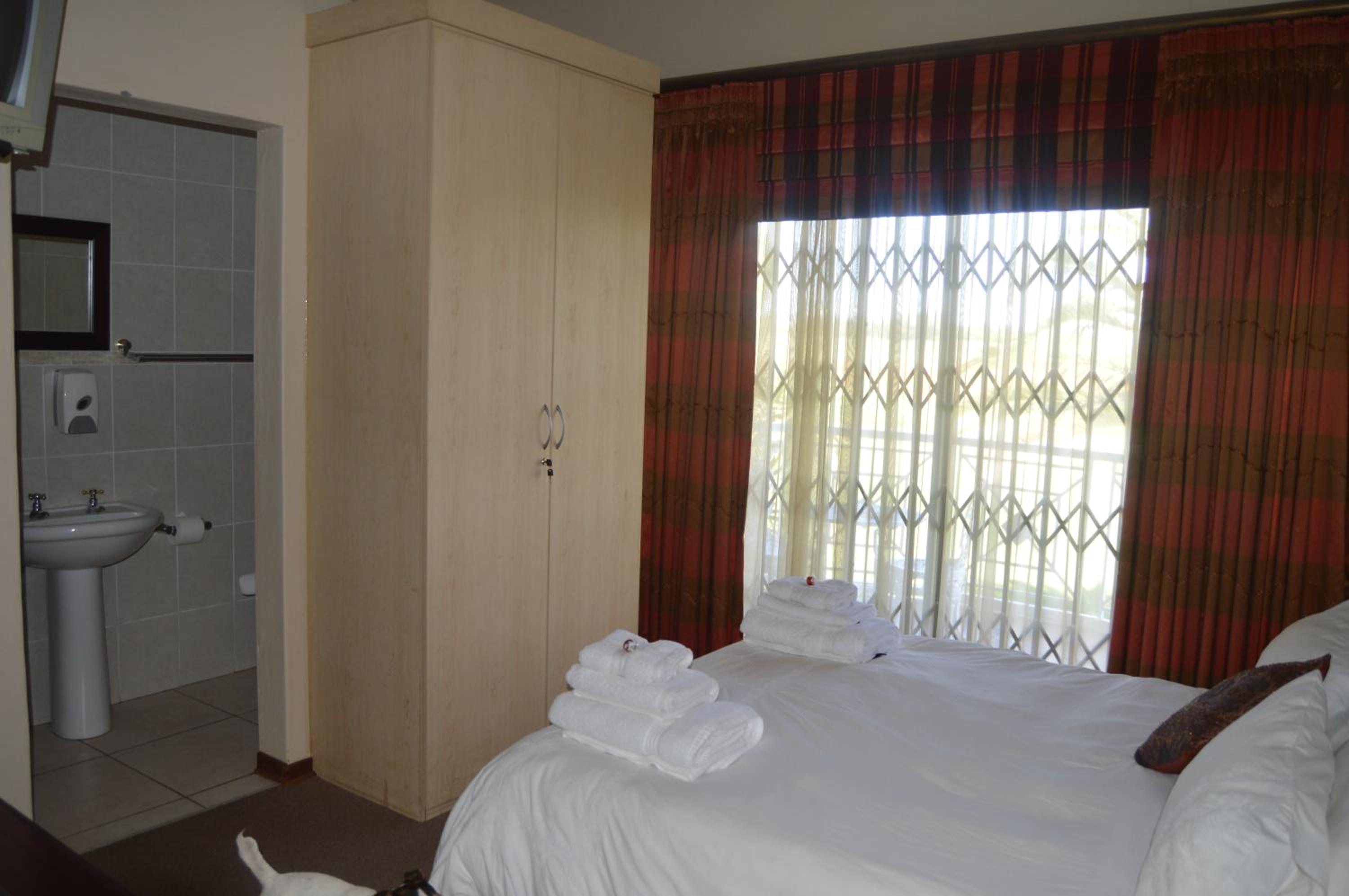 Queen Room with Balcony - Photo 5