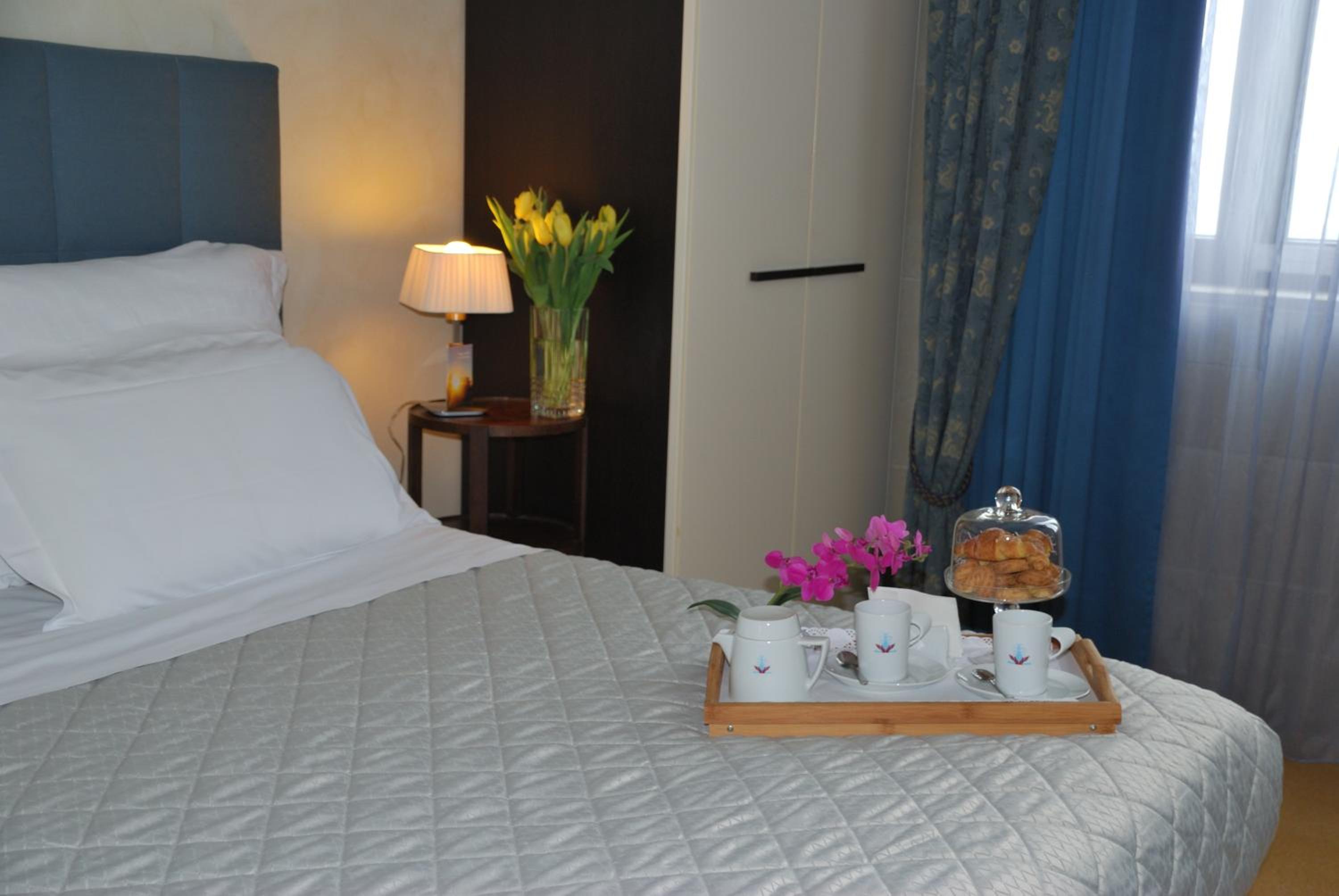 Double or Twin Room with Sea View - Photo 1