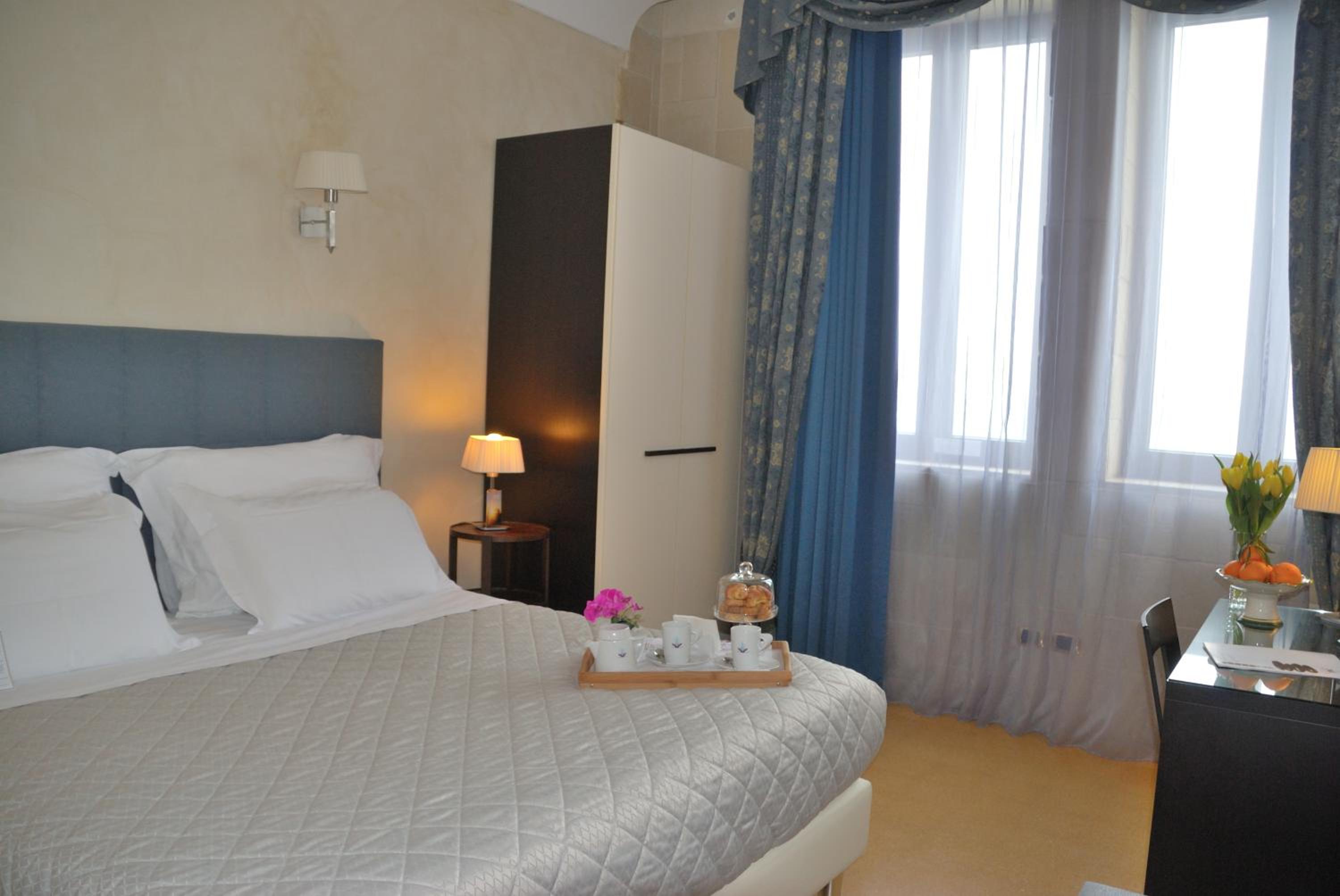 Double or Twin Room with Sea View - Photo 14