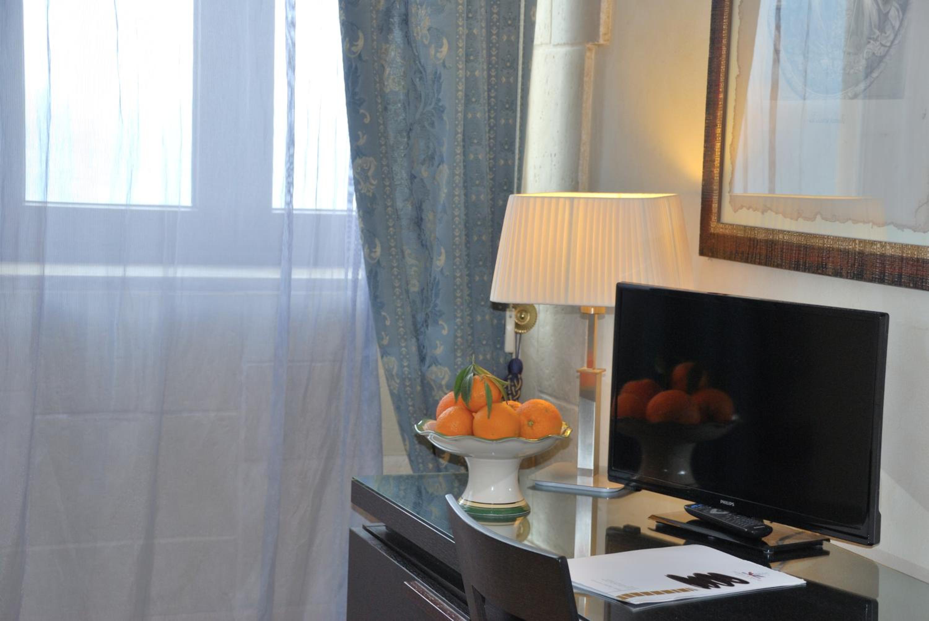 Double or Twin Room with Sea View - Photo 10