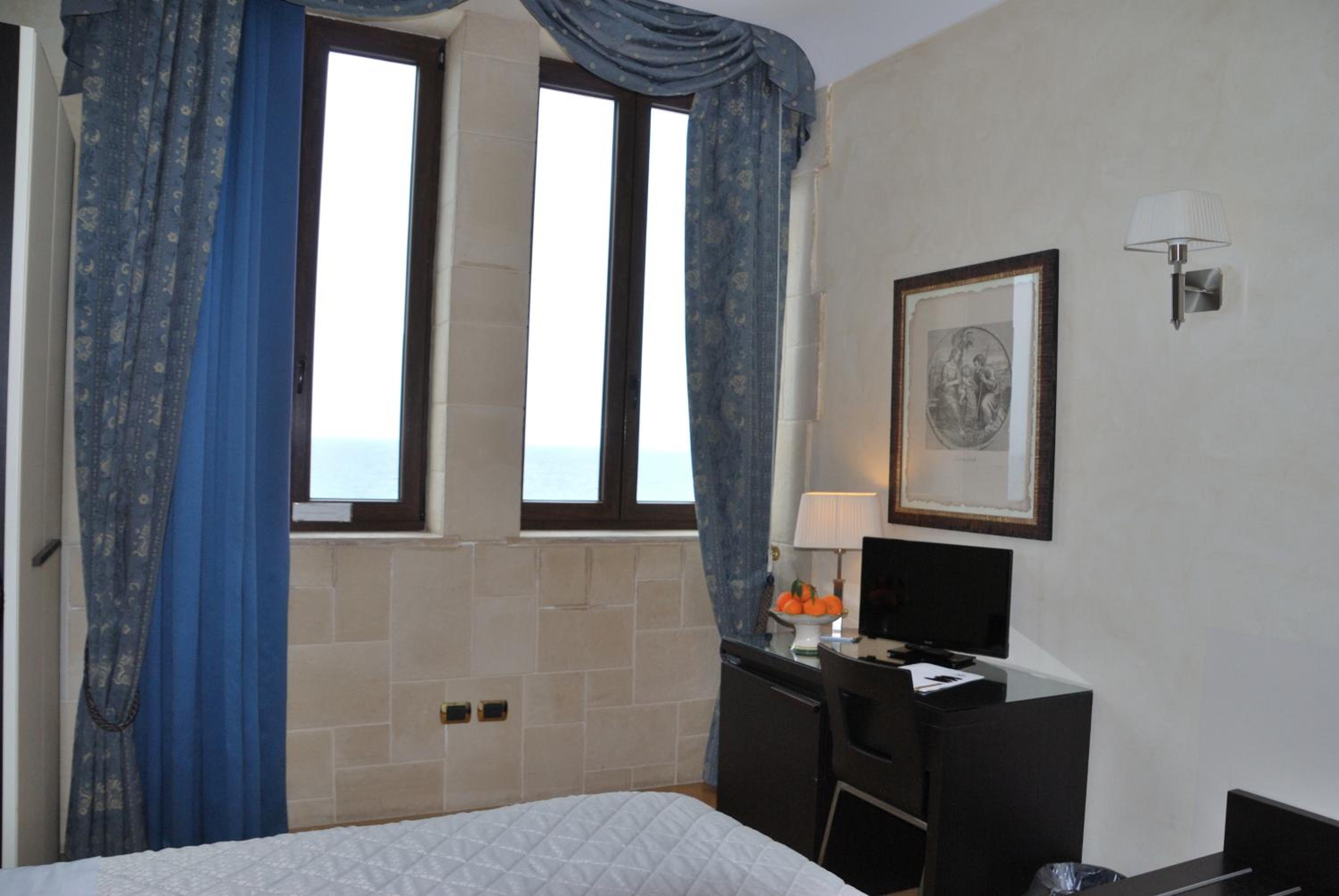 Double or Twin Room with Sea View - Photo 11