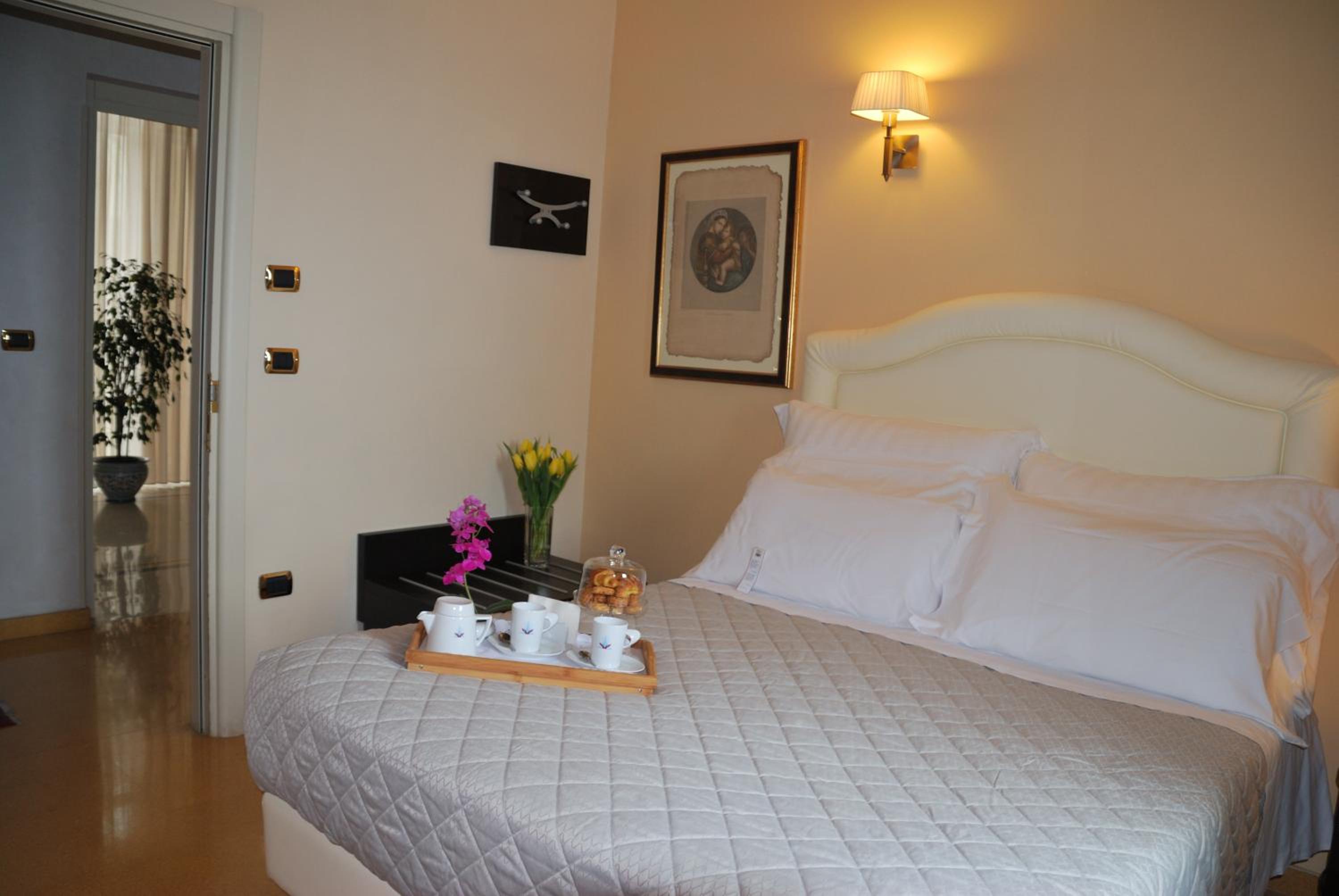 Double or Twin Room with Sea View - Photo 15