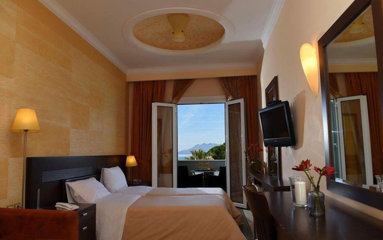Junior Suite with Balcony - Photo 6