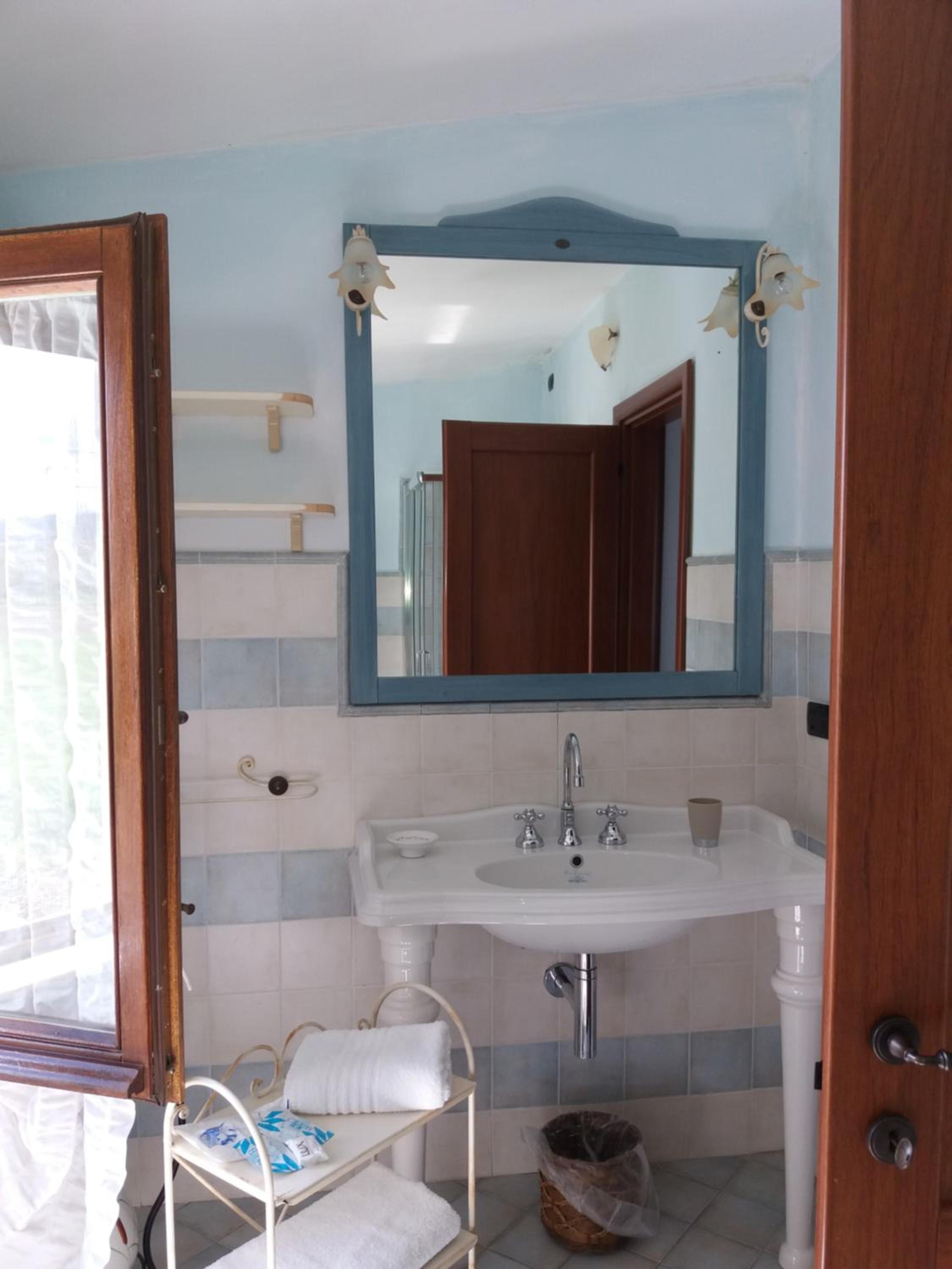 Double or Twin Room - Photo 8