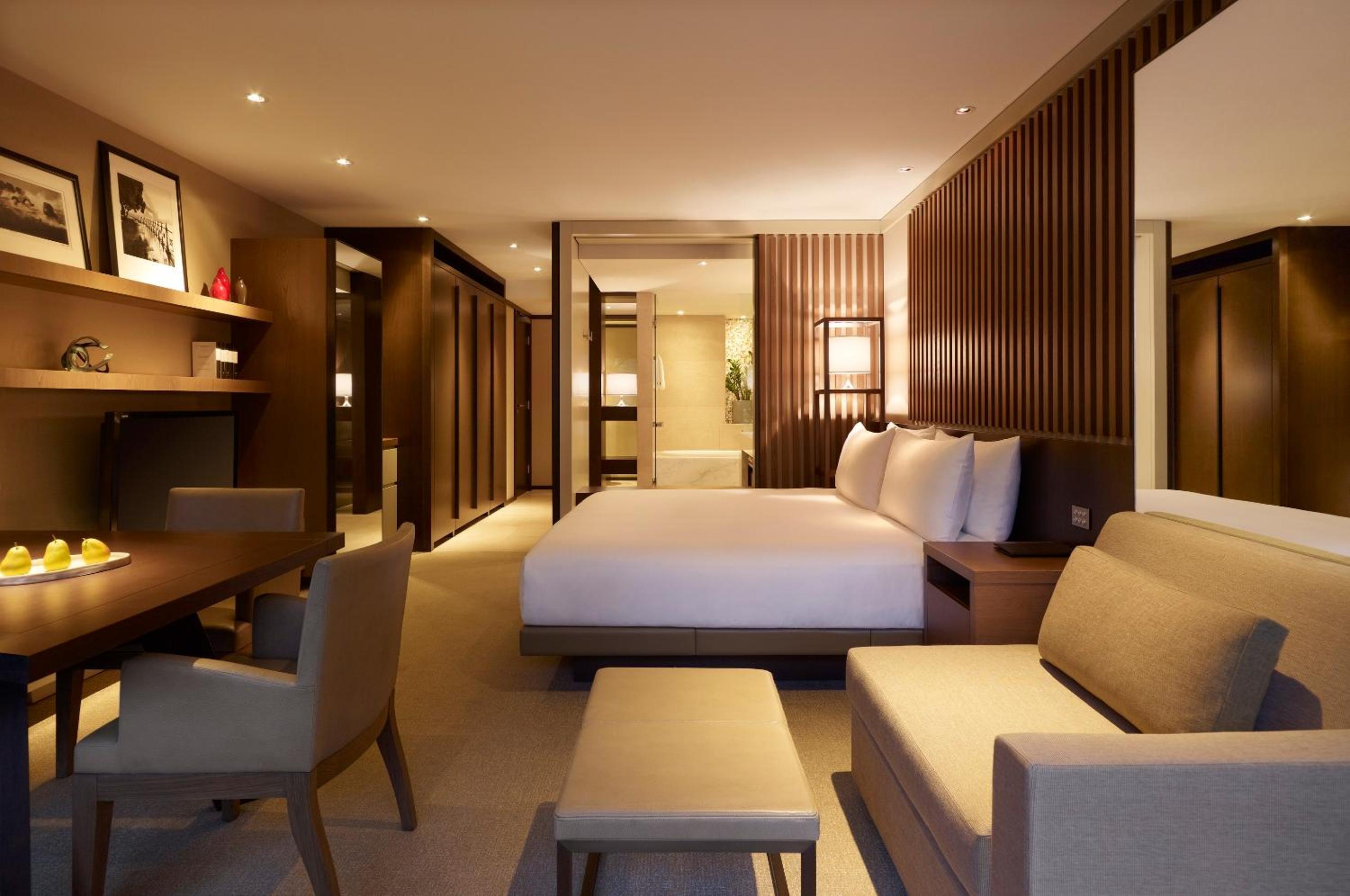 1 King Bed with Opera View thumbnail 5
