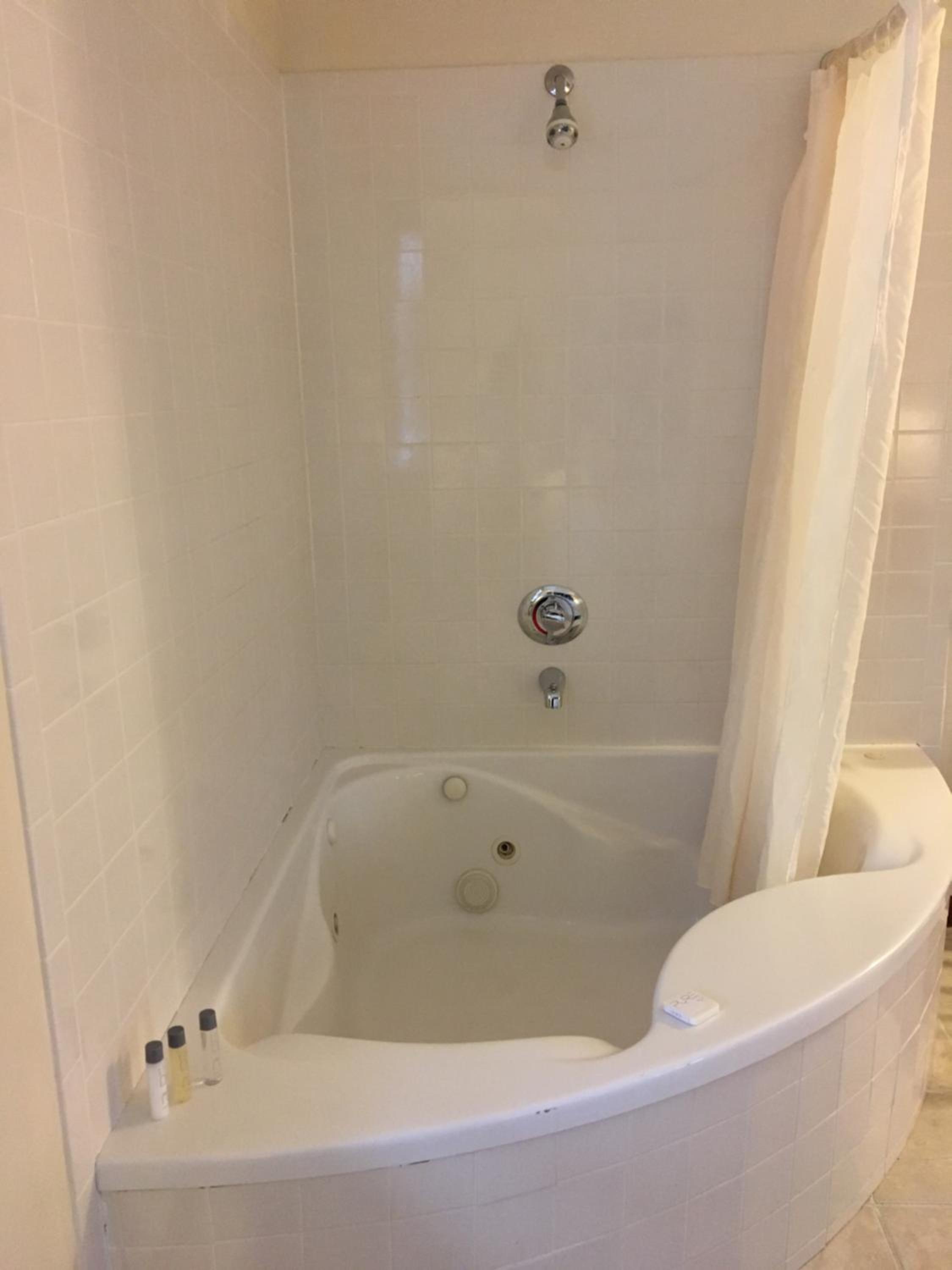 Queen Suite with Spa Bath photo 2