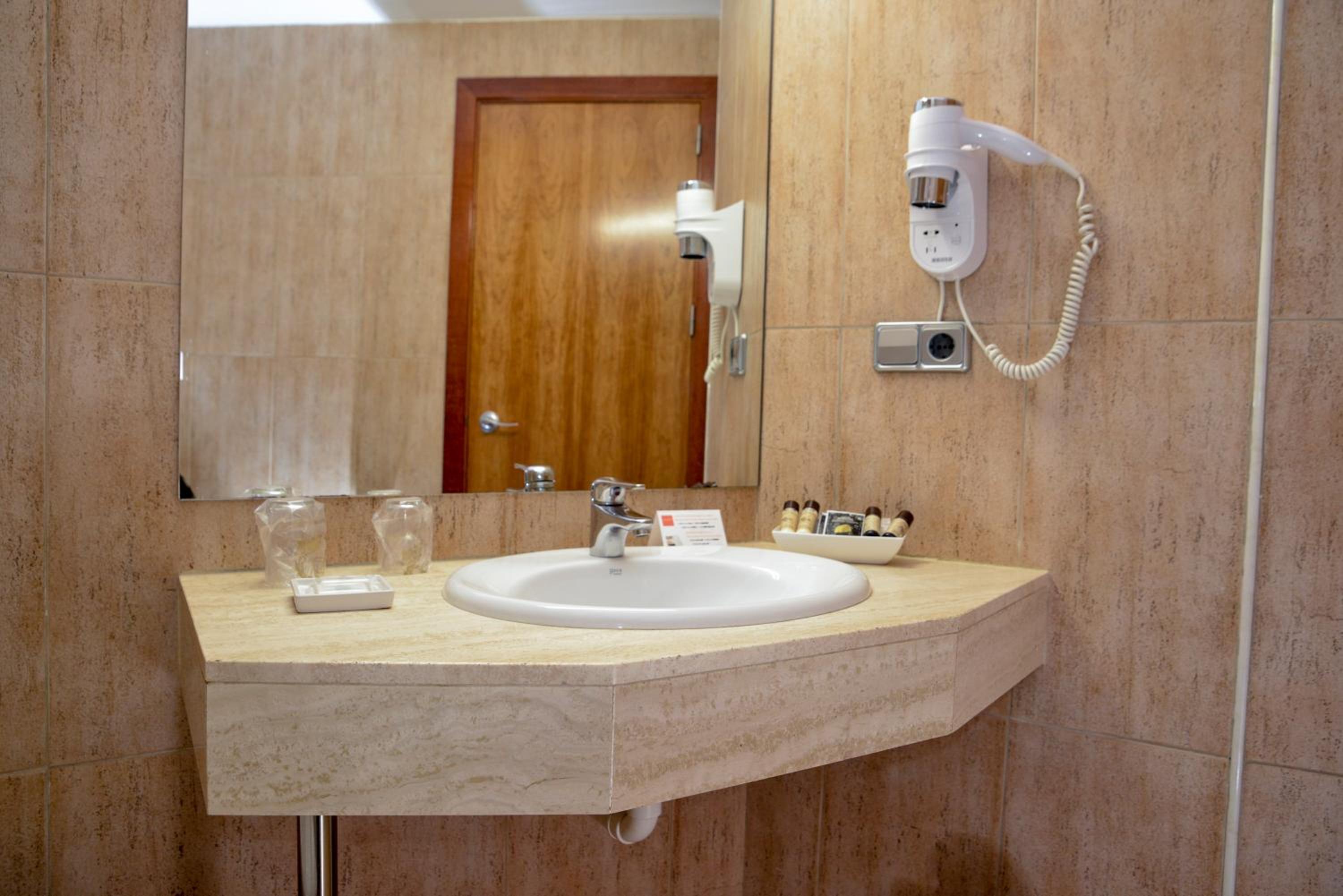 Double or Twin Room - Photo 2