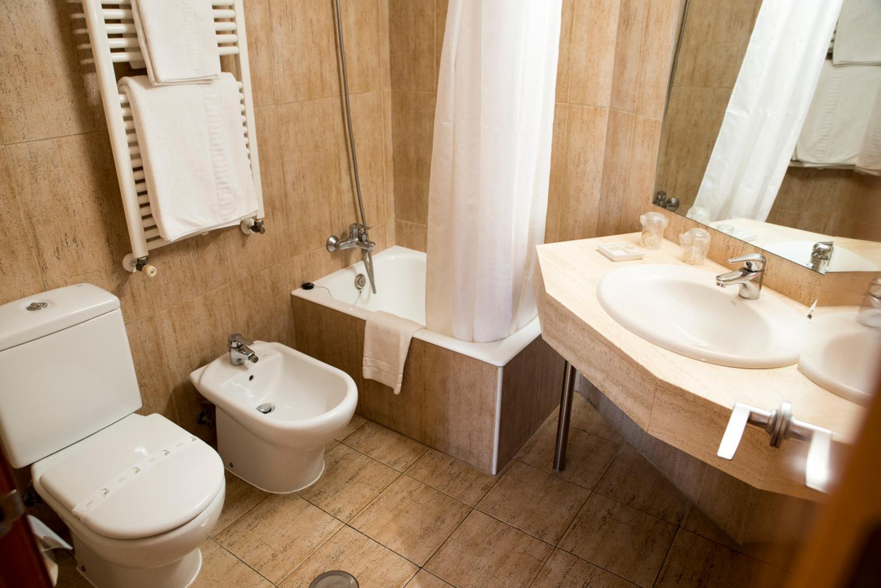 Double or Twin Room - Photo 3