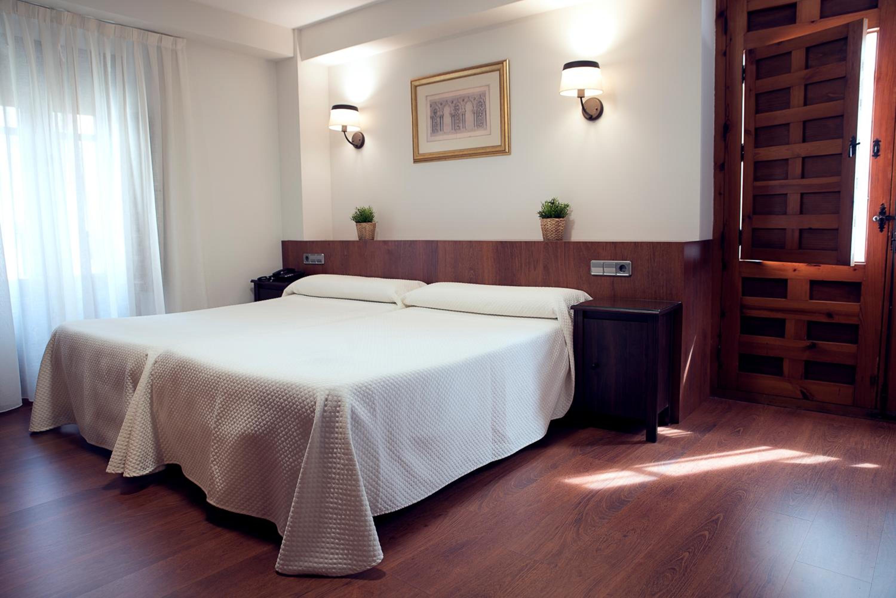 Classic Double or Twin Room - Photo 11