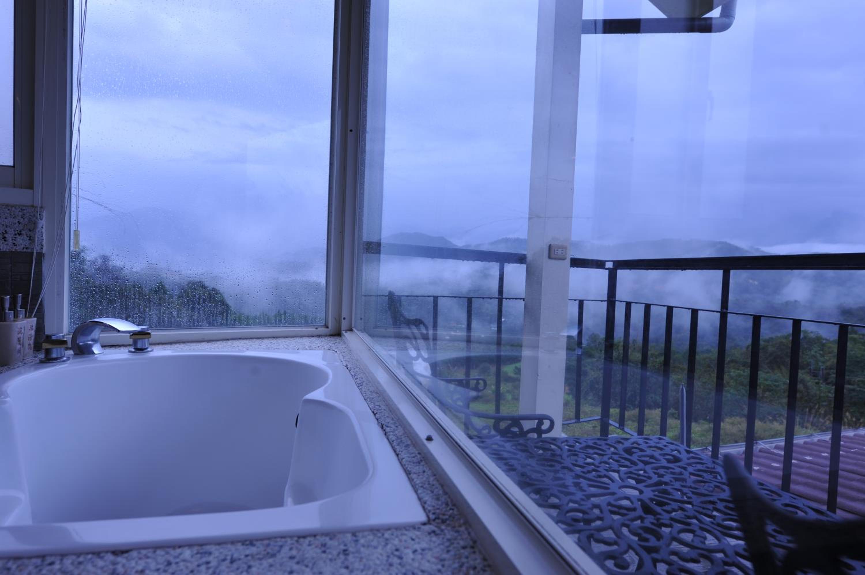 Double Room with Mountain View - Photo 9