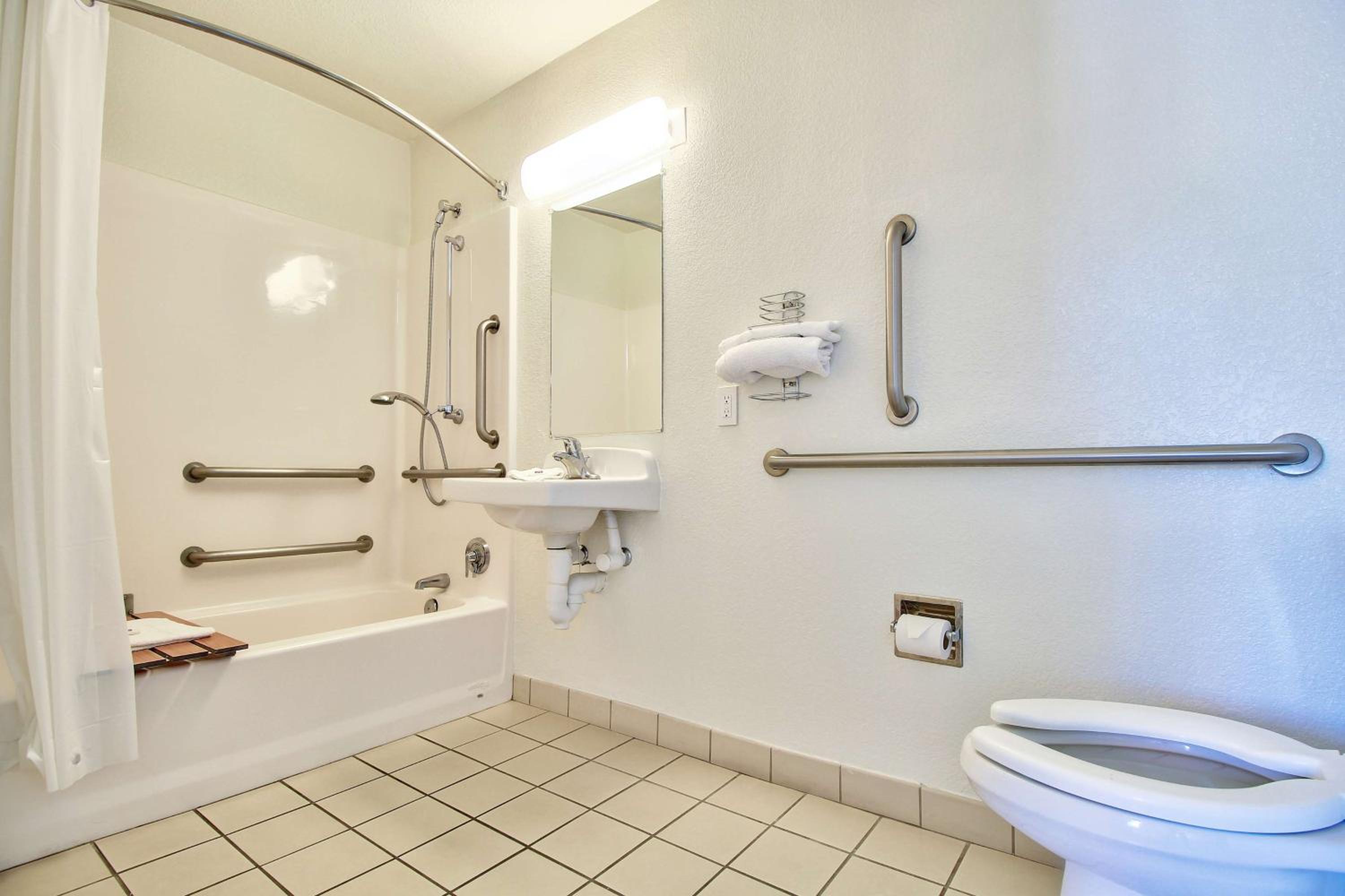 Quadruple Room - Disability Access - Smoking photo 1