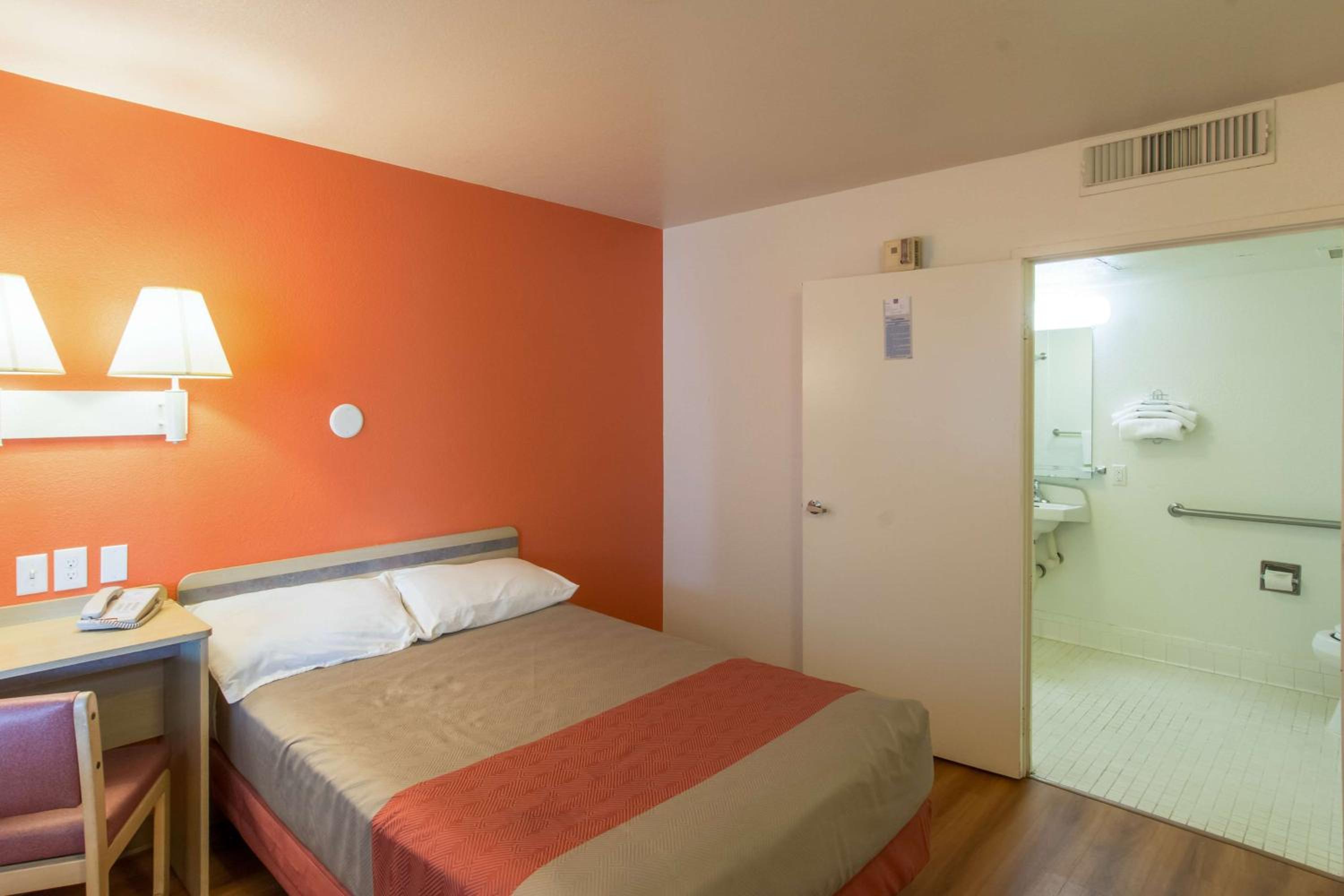 Double Room - Disability Access - Roll In Shower photo 2