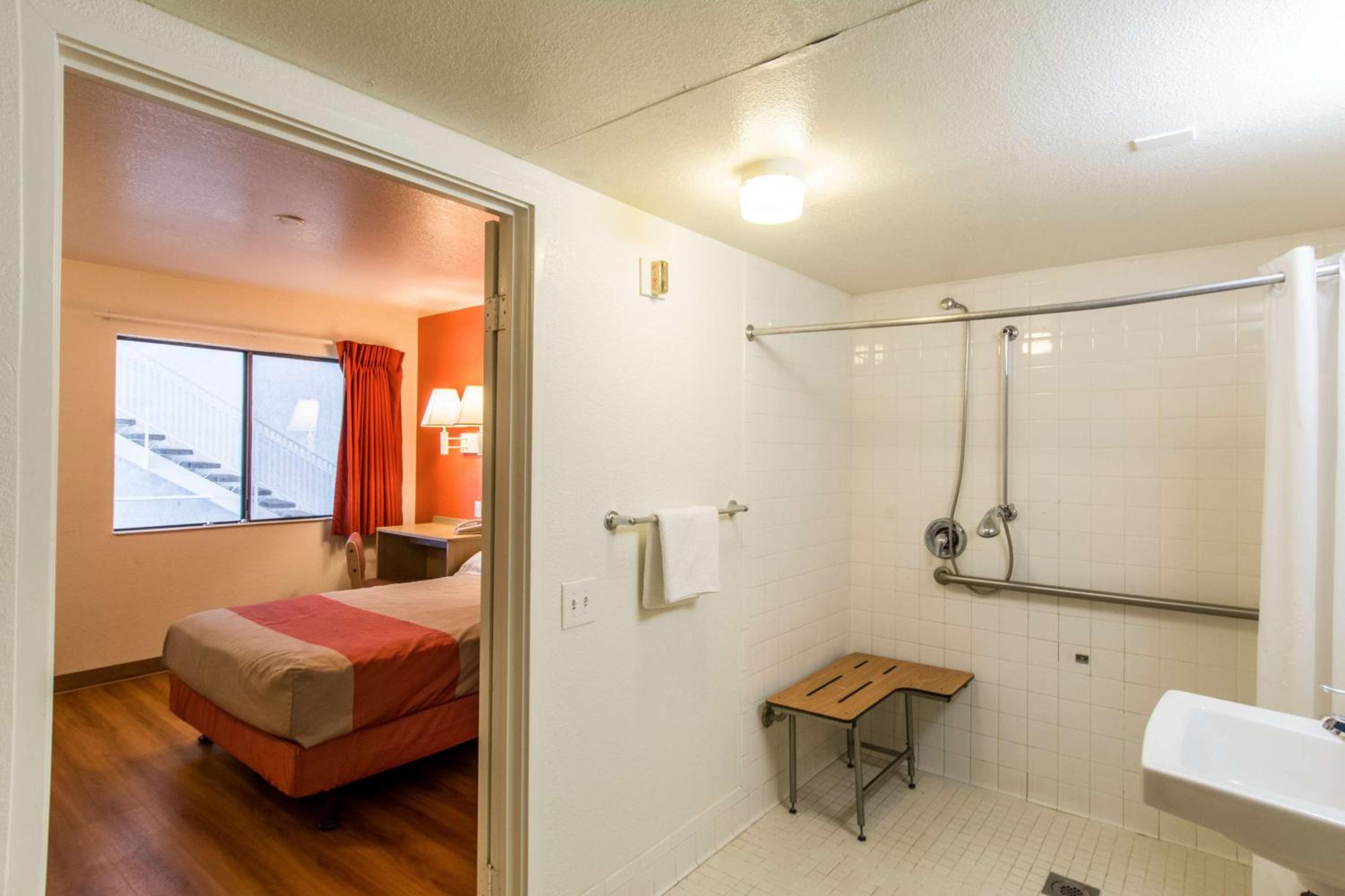 Double Room - Disability Access - Roll In Shower photo 3