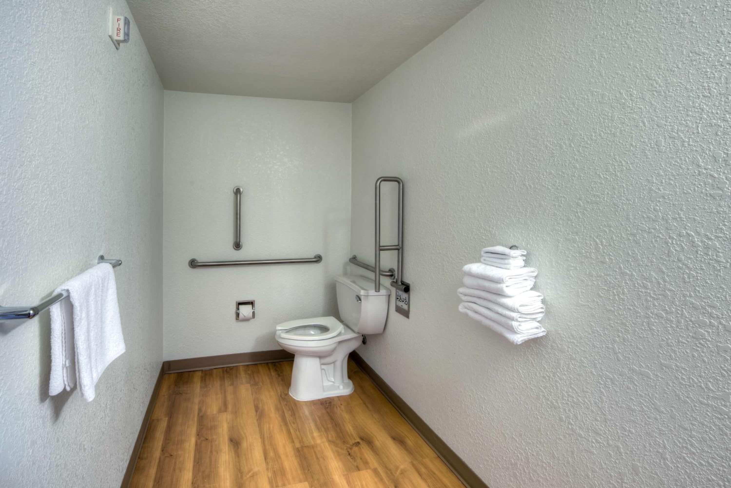 2 Full Beds | ADA/Tub/Micfridge