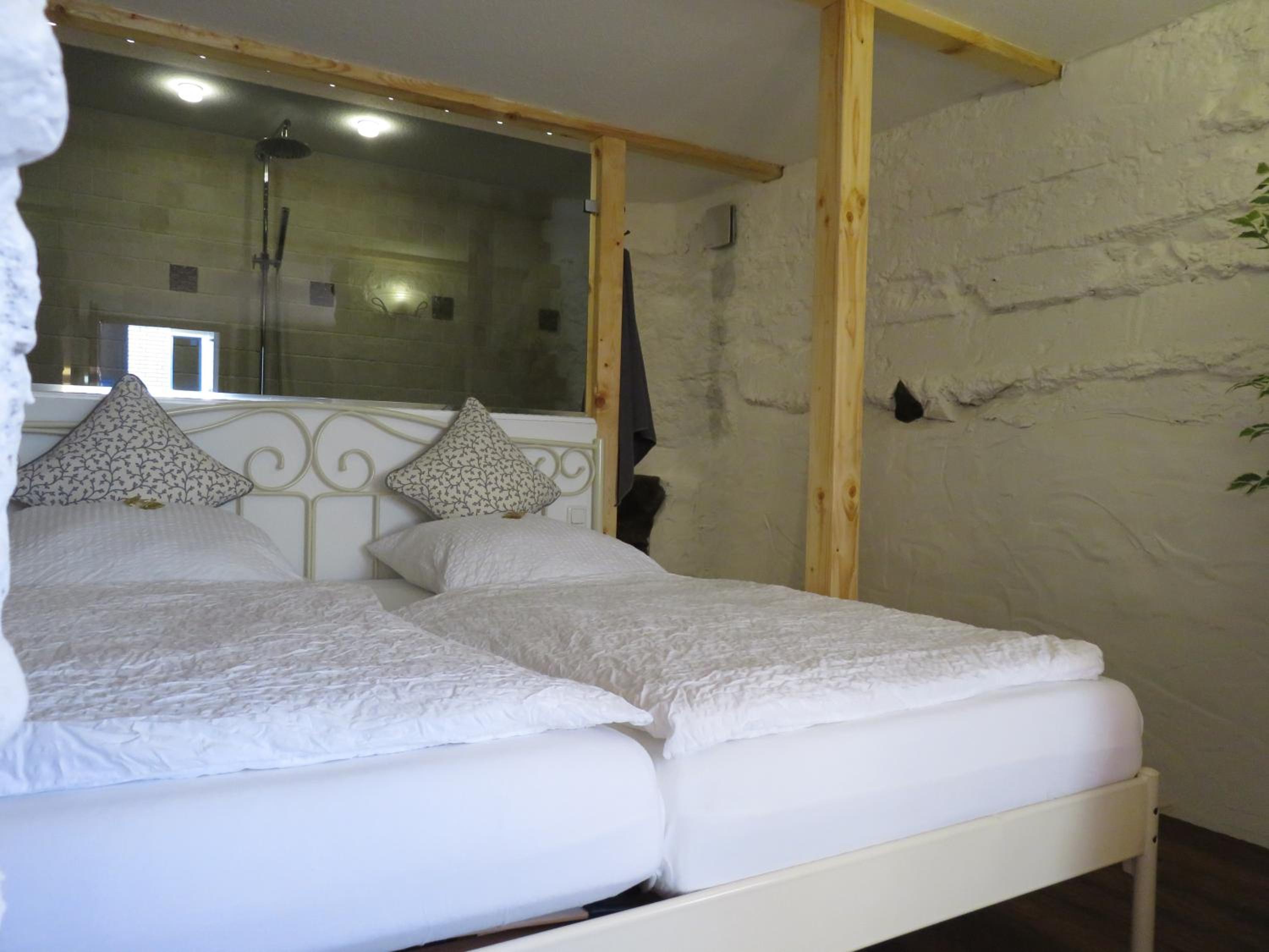 Apartment with Shower - Photo 5