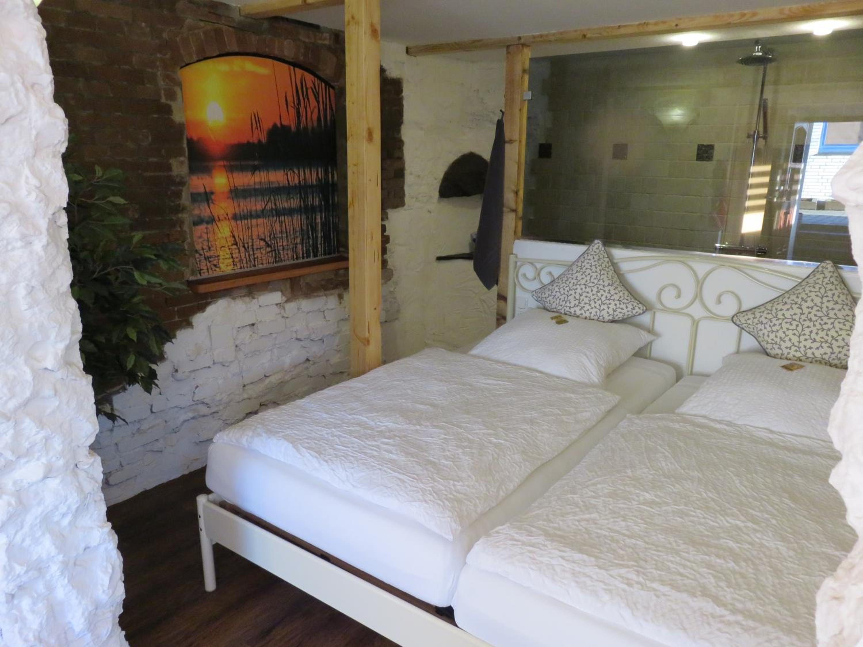 Apartment with Shower - Photo 4